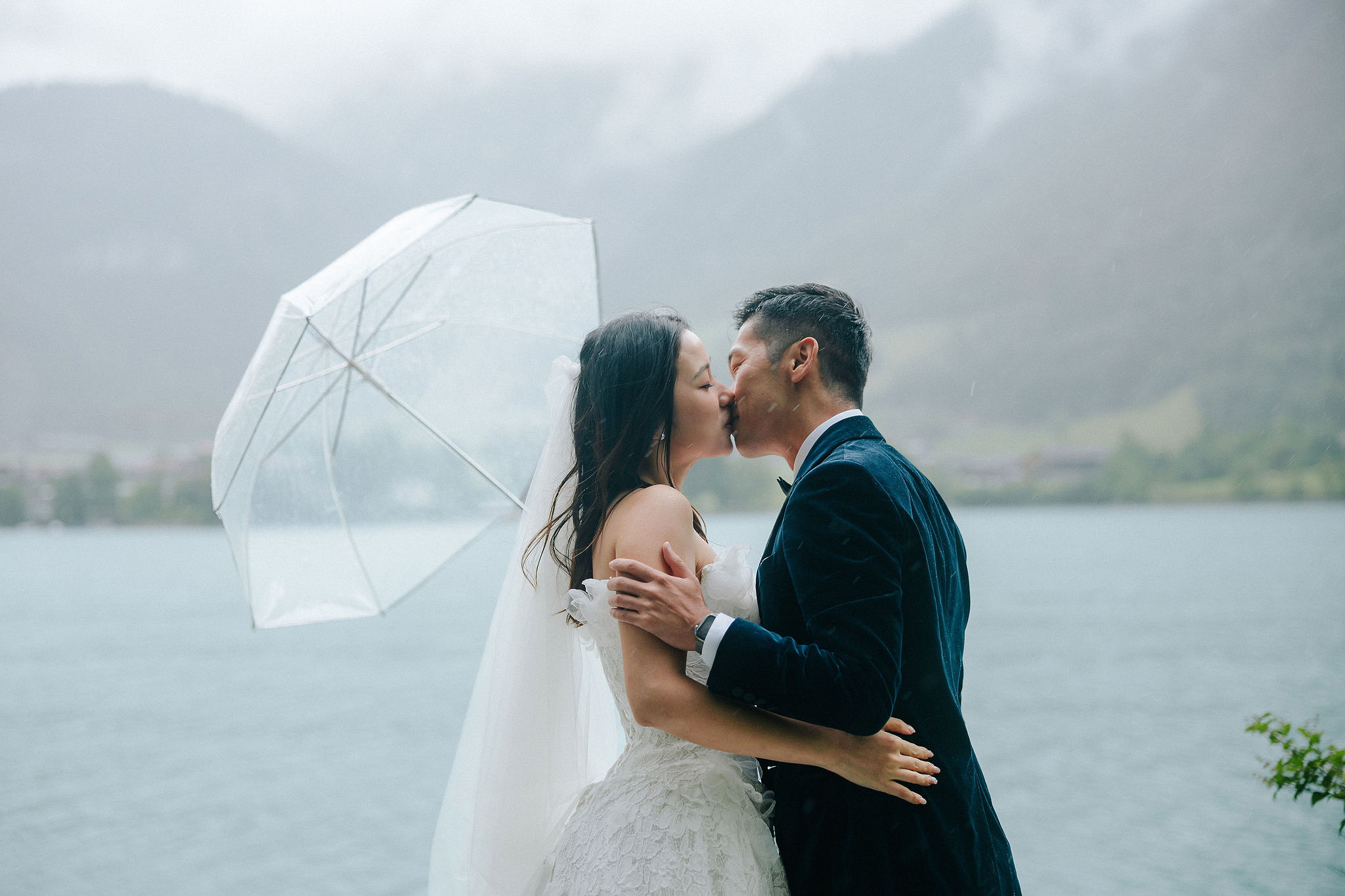 Switzerland Pre-Wedding Photoshoot | Grindelwald Village & Lauterbrunnen & Lake Lungern at Lake Lungern pre-wedding photo