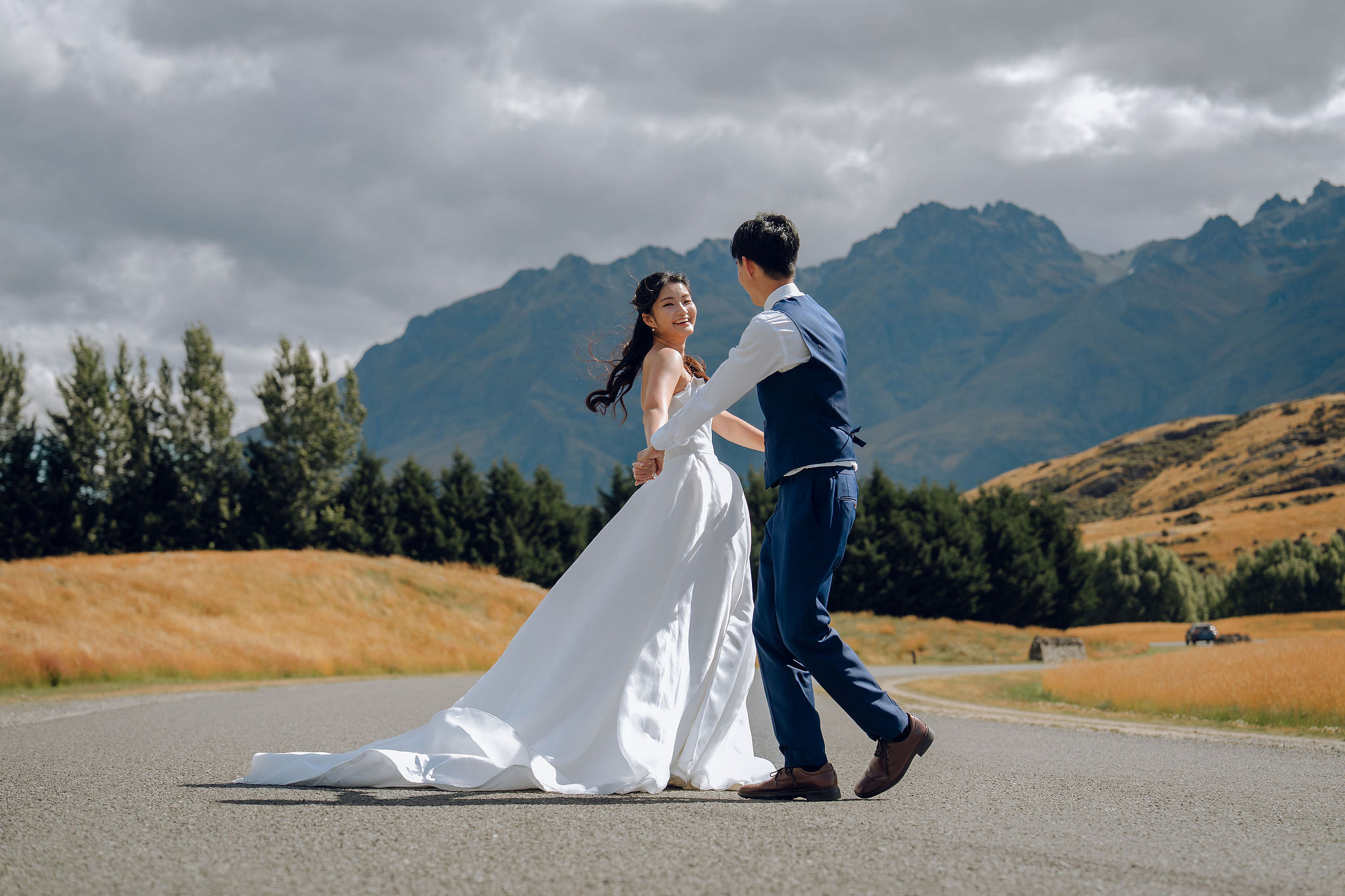 New Zealand Pre-Wedding Photoshoot | Coromandel Peak, Queenstown Highway & Alpaca Farm at Queenstown Highway pre-wedding photo