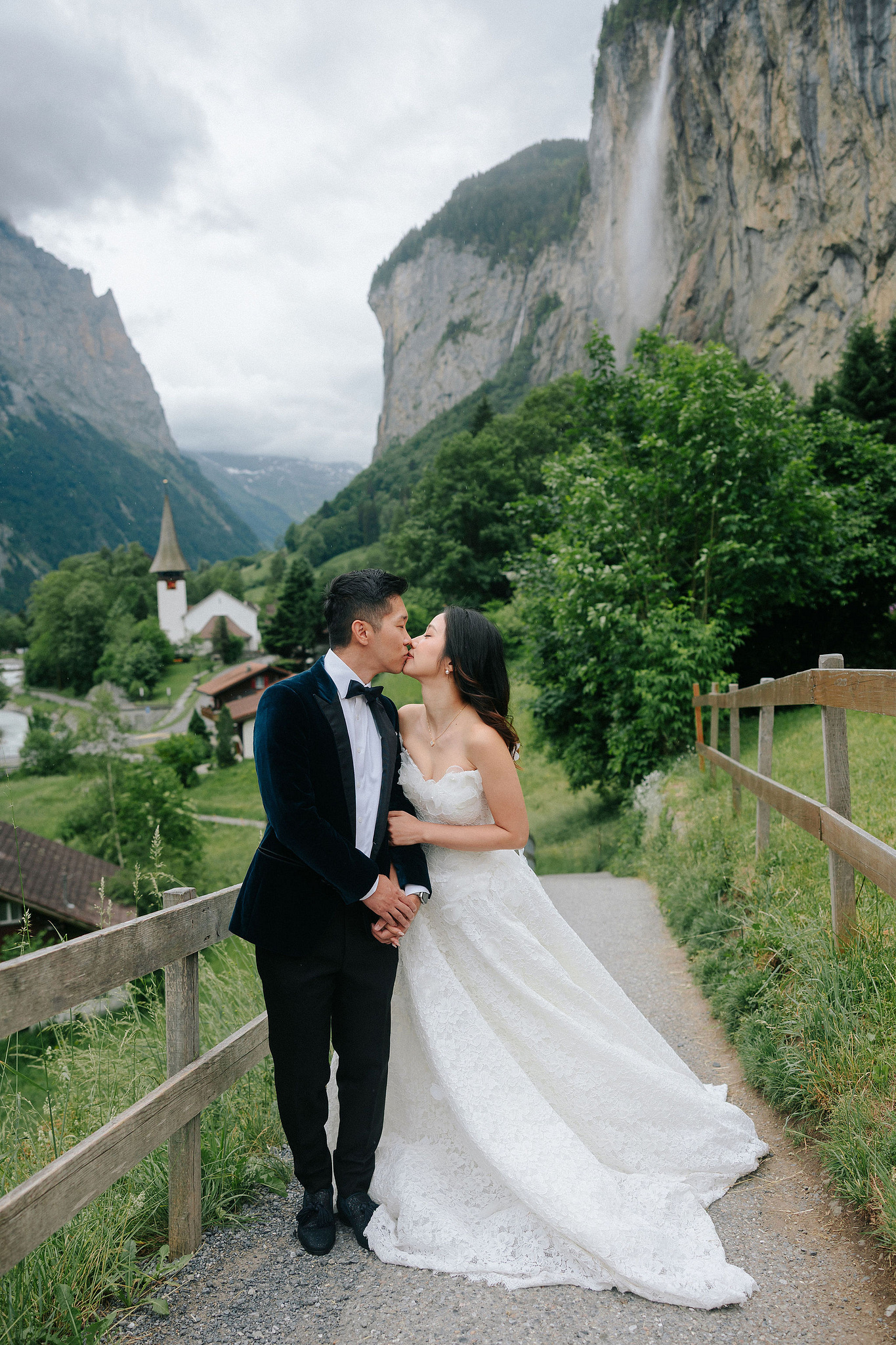 Switzerland Pre-Wedding Photoshoot | Grindelwald Village & Lauterbrunnen & Lake Lungern at Lauterbrunnen pre-wedding photo