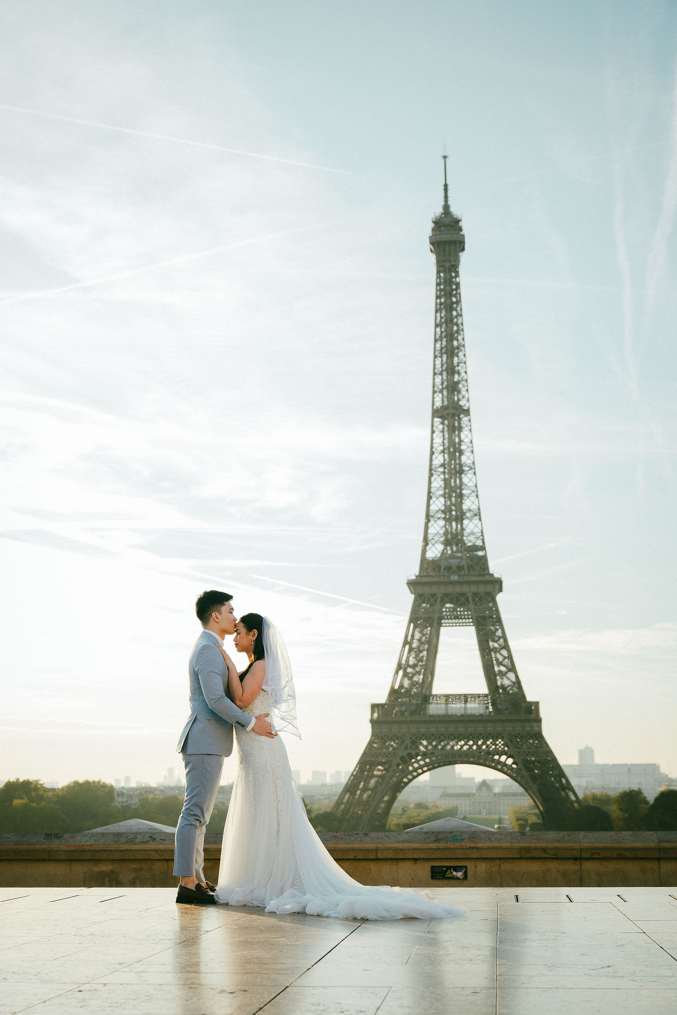 Paris Pre-Wedding Photoshoot | Trocadéro, Vintage Car, Parisian Café, Paris Rooftop & Louvre at Place du Trocadéro pre-wedding photo