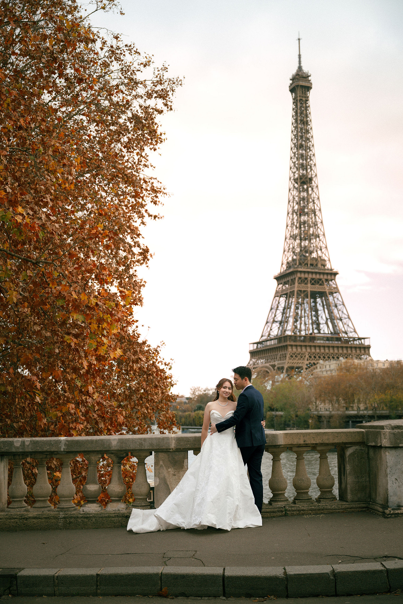 Paris Sunrise Pre-Wedding Photoshoot | Place du Trocadéro, Louvre, Parisian Café & Bir-Hakeim Bridge 巴黎日出婚紗攝影｜特羅卡德羅廣場、羅浮宮、巴黎咖啡館與比爾阿克姆橋 at Bir-Hakeim Bridge pre-wedding photo