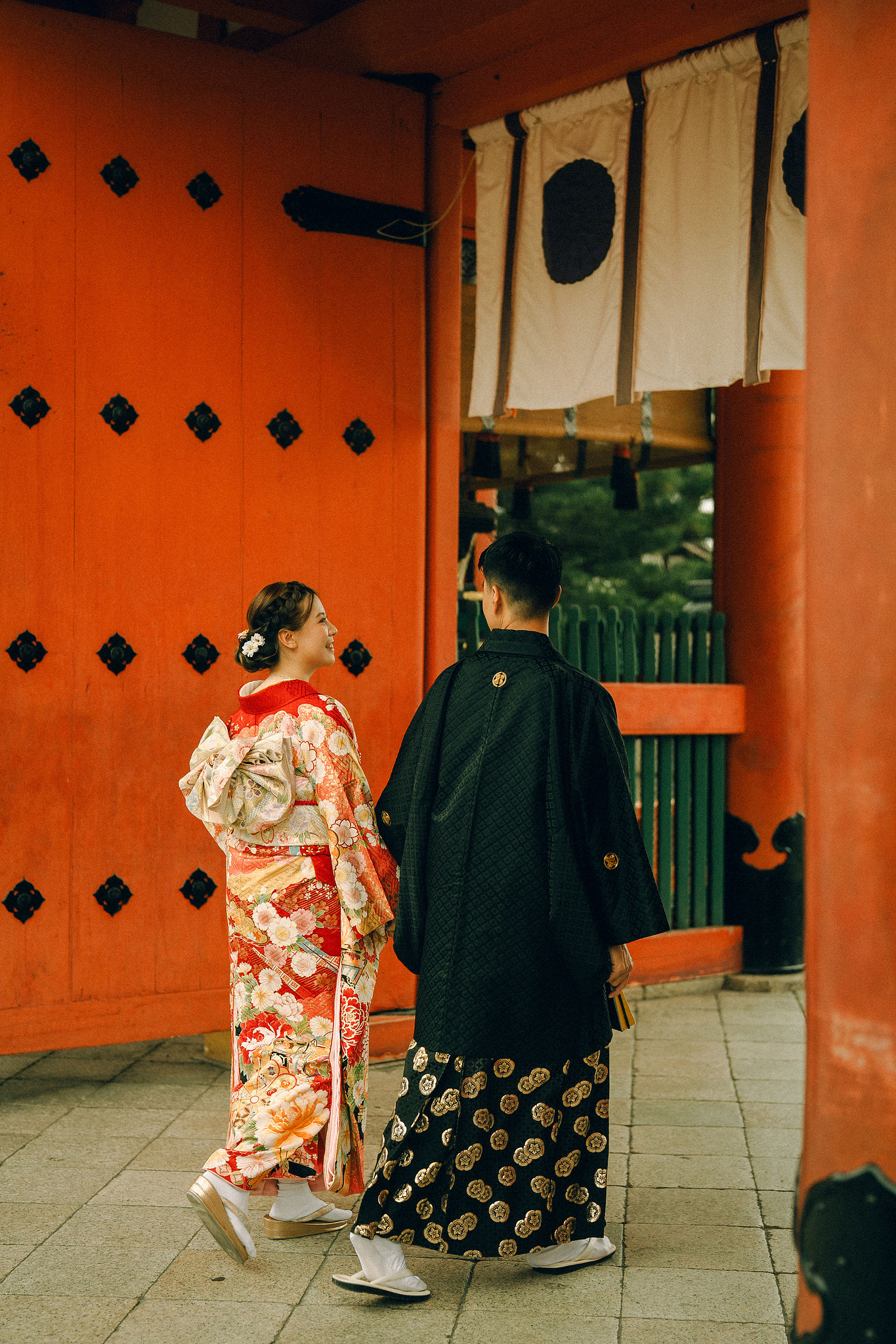 Kyoto Pre-Wedding Photoshoot | Fushimi Inari, Gion & Nara Park at Fushimi Inari Taisha pre-wedding photo