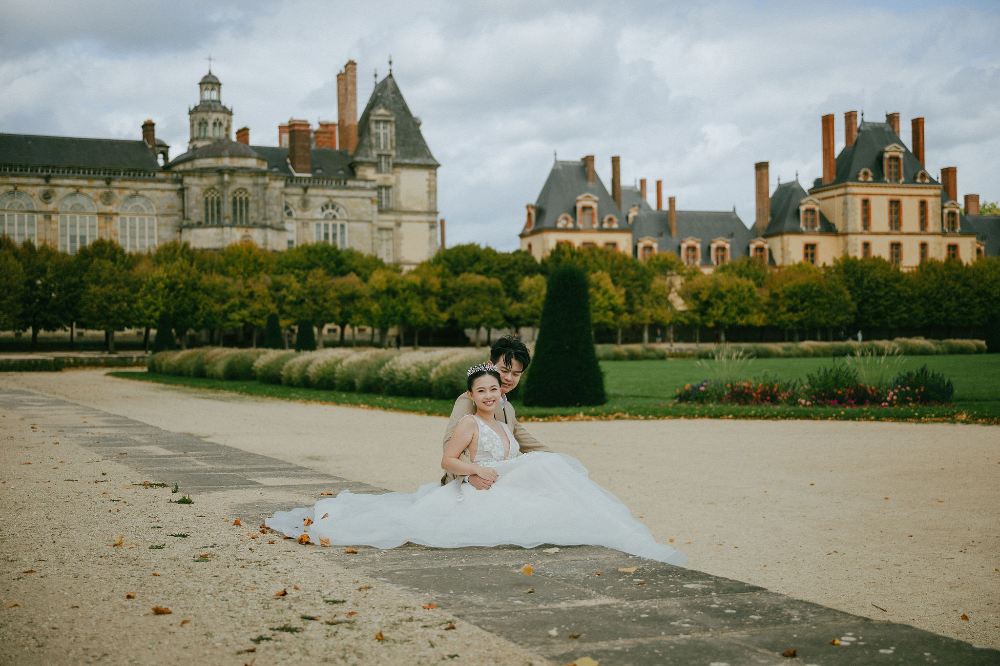 Paris Pre-Wedding Photoshoot | Bir-Hakeim Bridge, Paris Streets & Château de Fontainebleau at Château de Fontainebleau pre-wedding photo