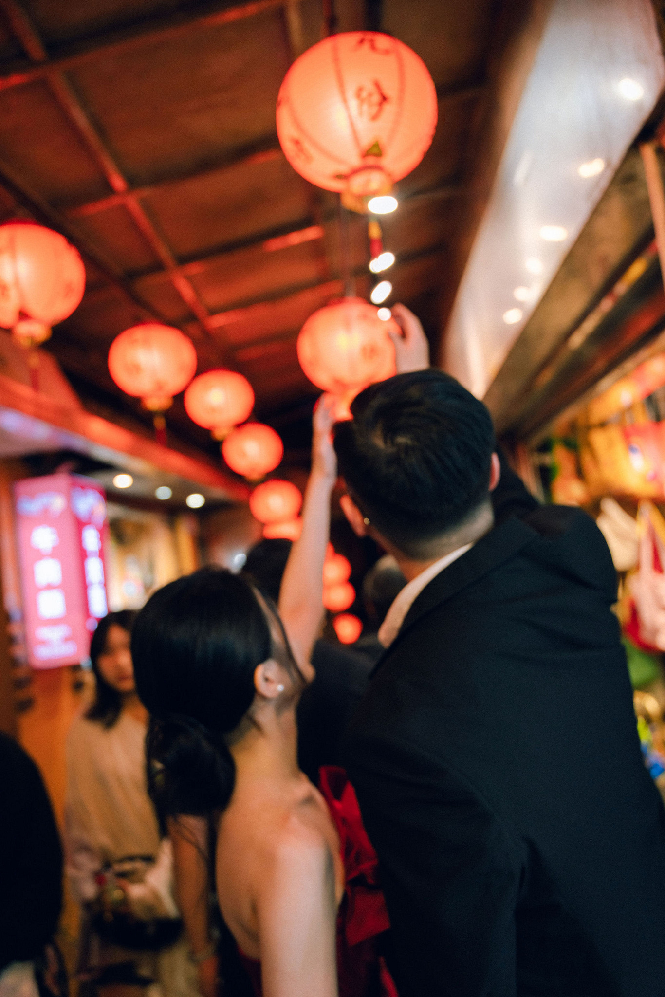 Taiwan Pre-Wedding Photoshoot | Dadaocheng, Shifen & Jiufen at Jiufen pre-wedding photo