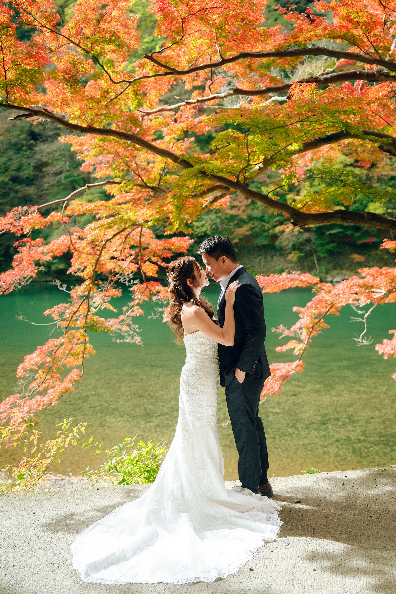 Kyoto Pre-Wedding Photoshoot | Arashiyama River, Arashiyama Temple & Mt. Wakakusa at Arashiyama River pre-wedding photo