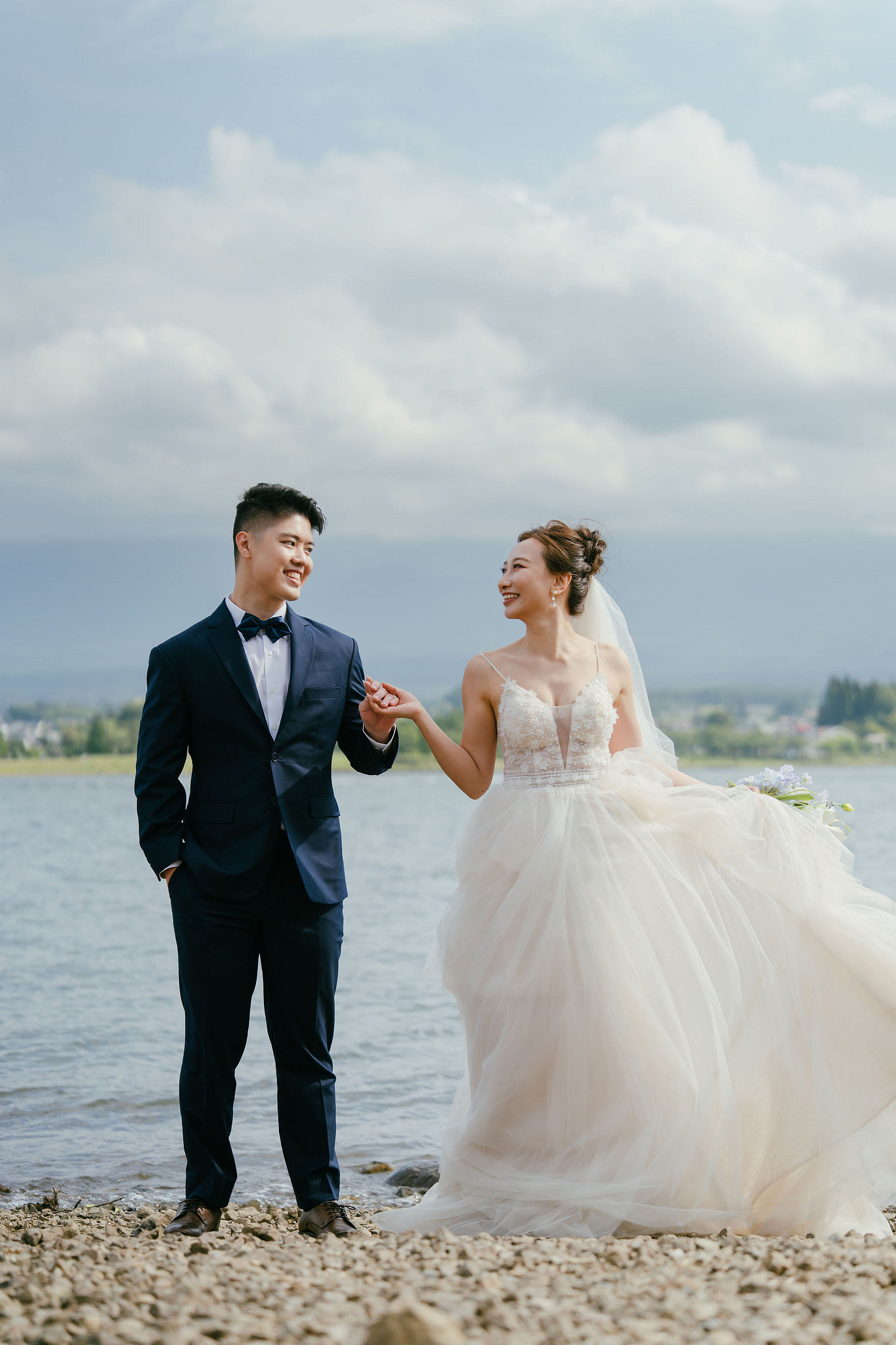 Mt. Fuji Pre-Wedding Photoshoot | Mt. Fuji Village, Oishi Park, Lake Kawaguchiko & Mt. Fuji Park at Lake Kawaguchiko pre-wedding photo