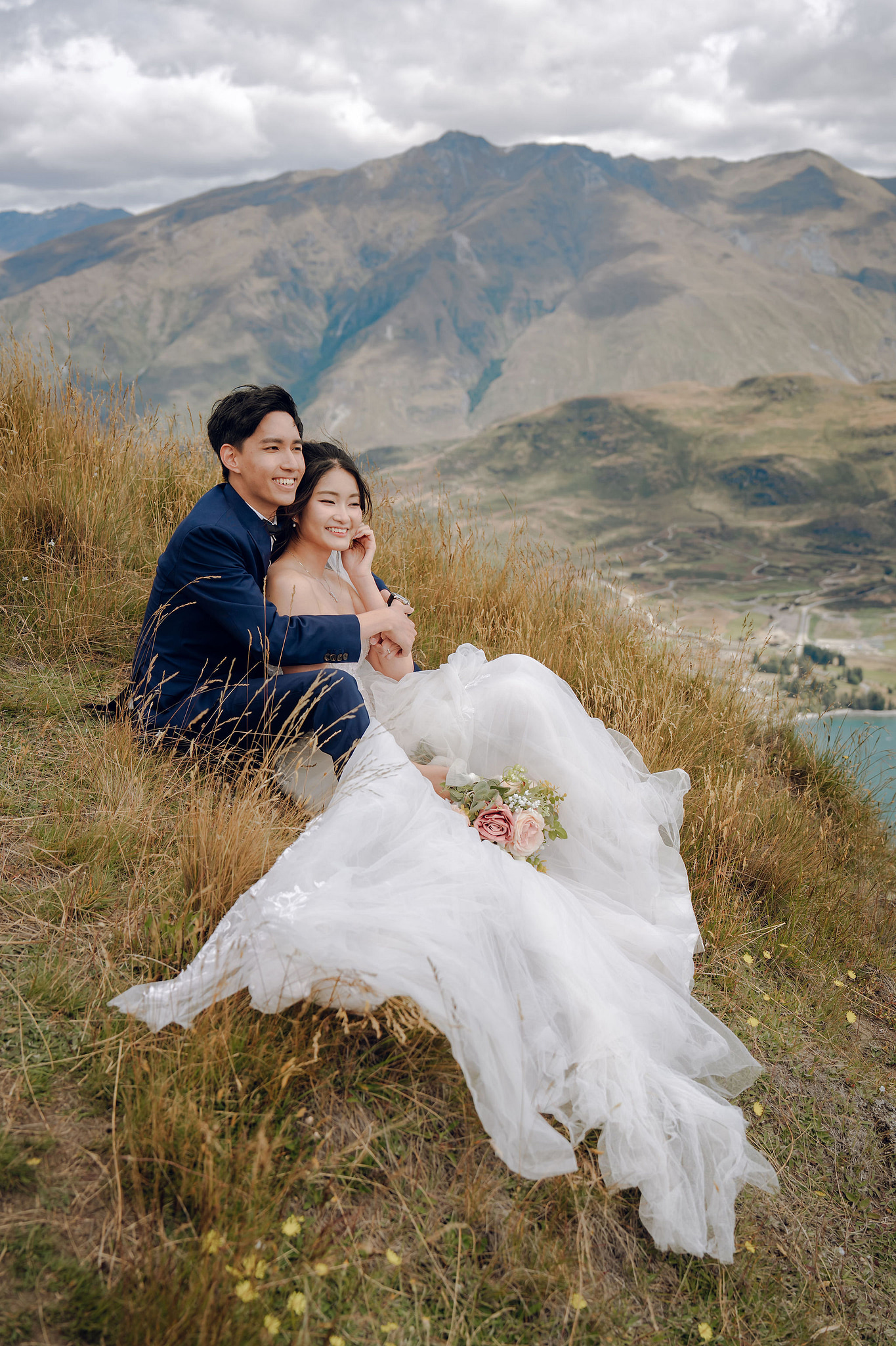New Zealand Pre-Wedding Photoshoot | Coromandel Peak, Queenstown Highway & Alpaca Farm at Coromandel Peak pre-wedding photo