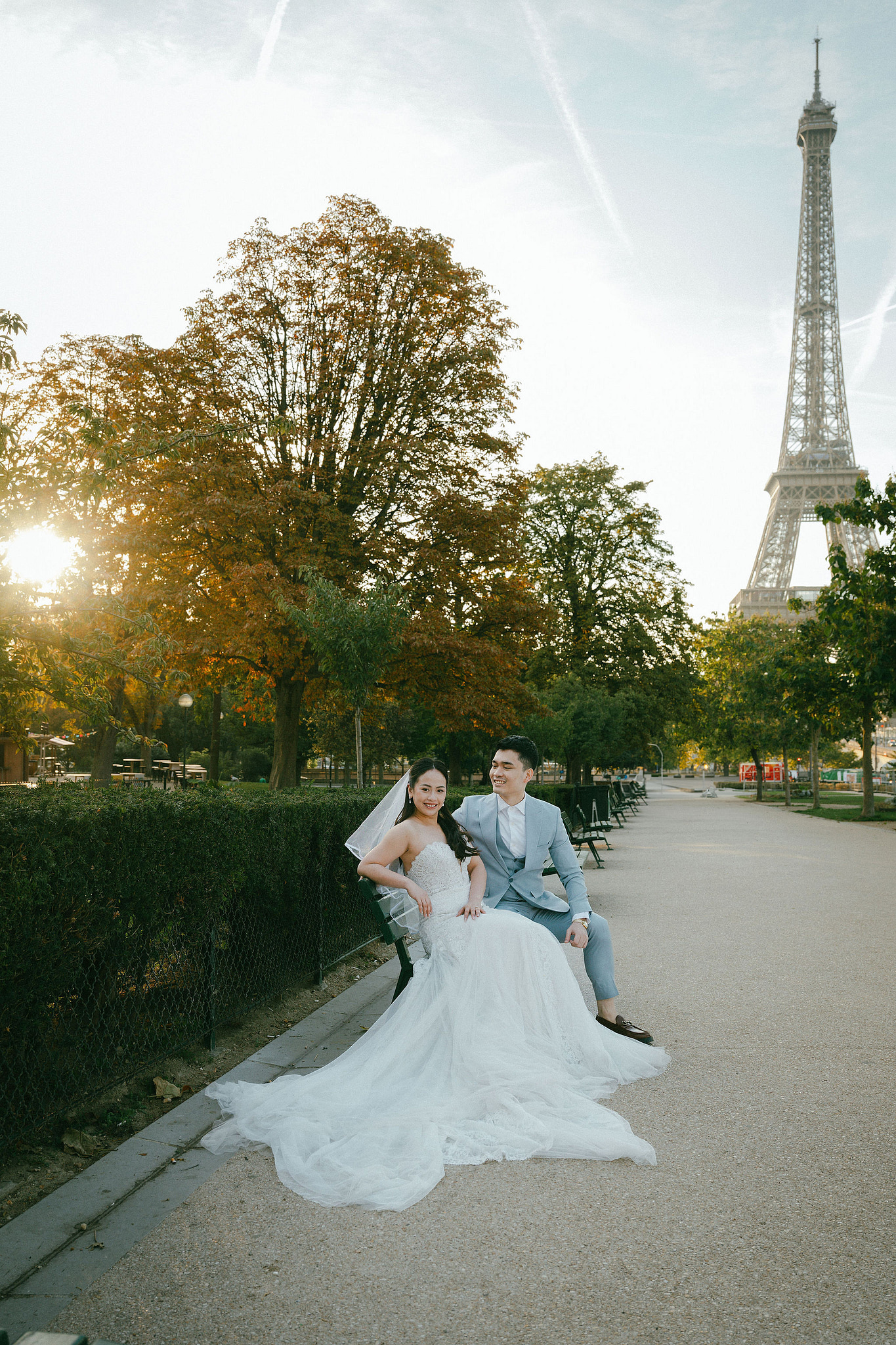 Paris Pre-Wedding Photoshoot | Trocadéro, Vintage Car, Parisian Café, Paris Rooftop & Louvre at Place du Trocadéro pre-wedding photo