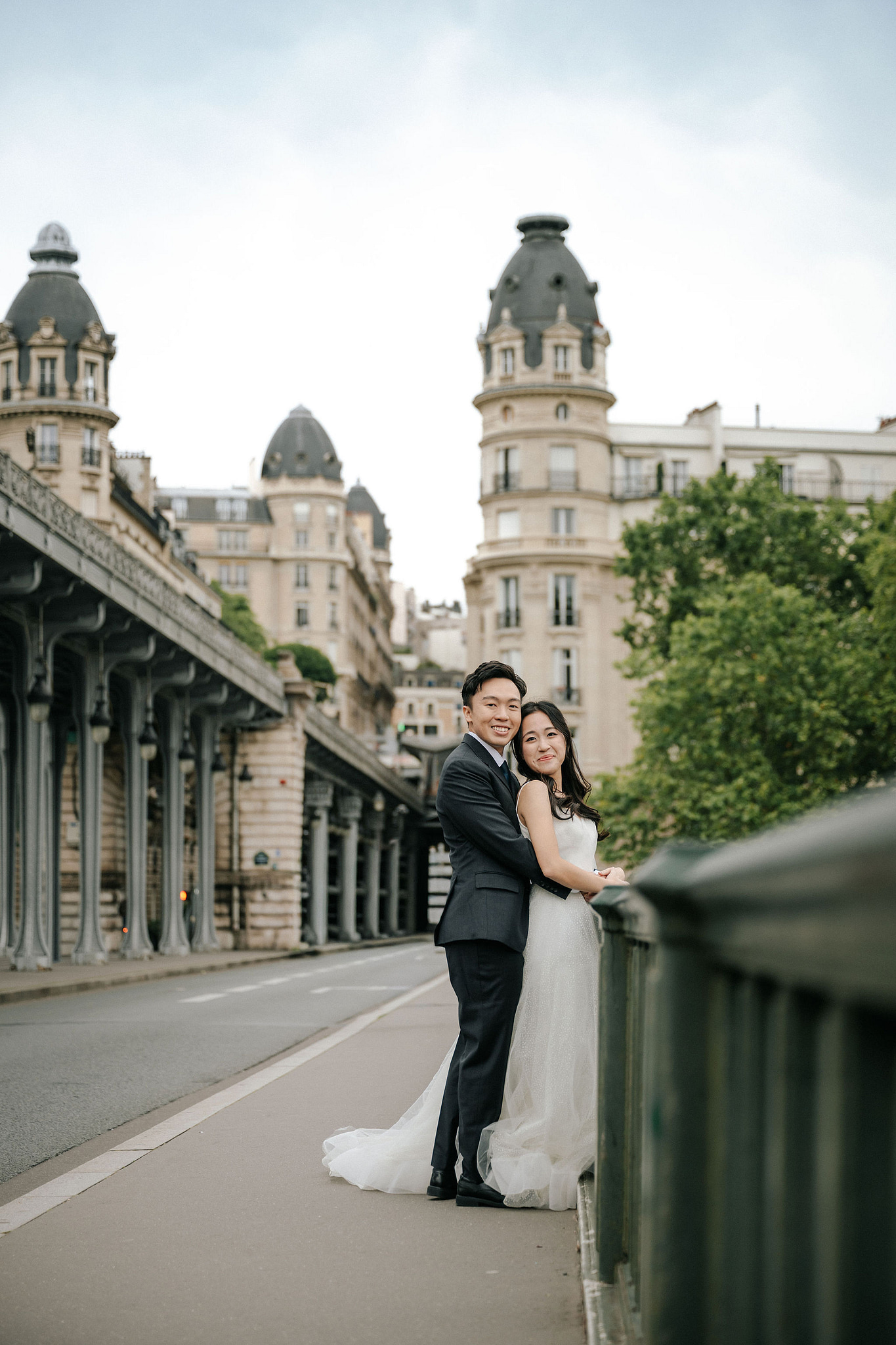 Paris Pre-Wedding Photoshoot | Place du Trocadéro, Bir-Hakeim Bridge, Louvre Pyramid, Tuileries Garden & Montmartre at Bir-Hakeim Bridge pre-wedding photo