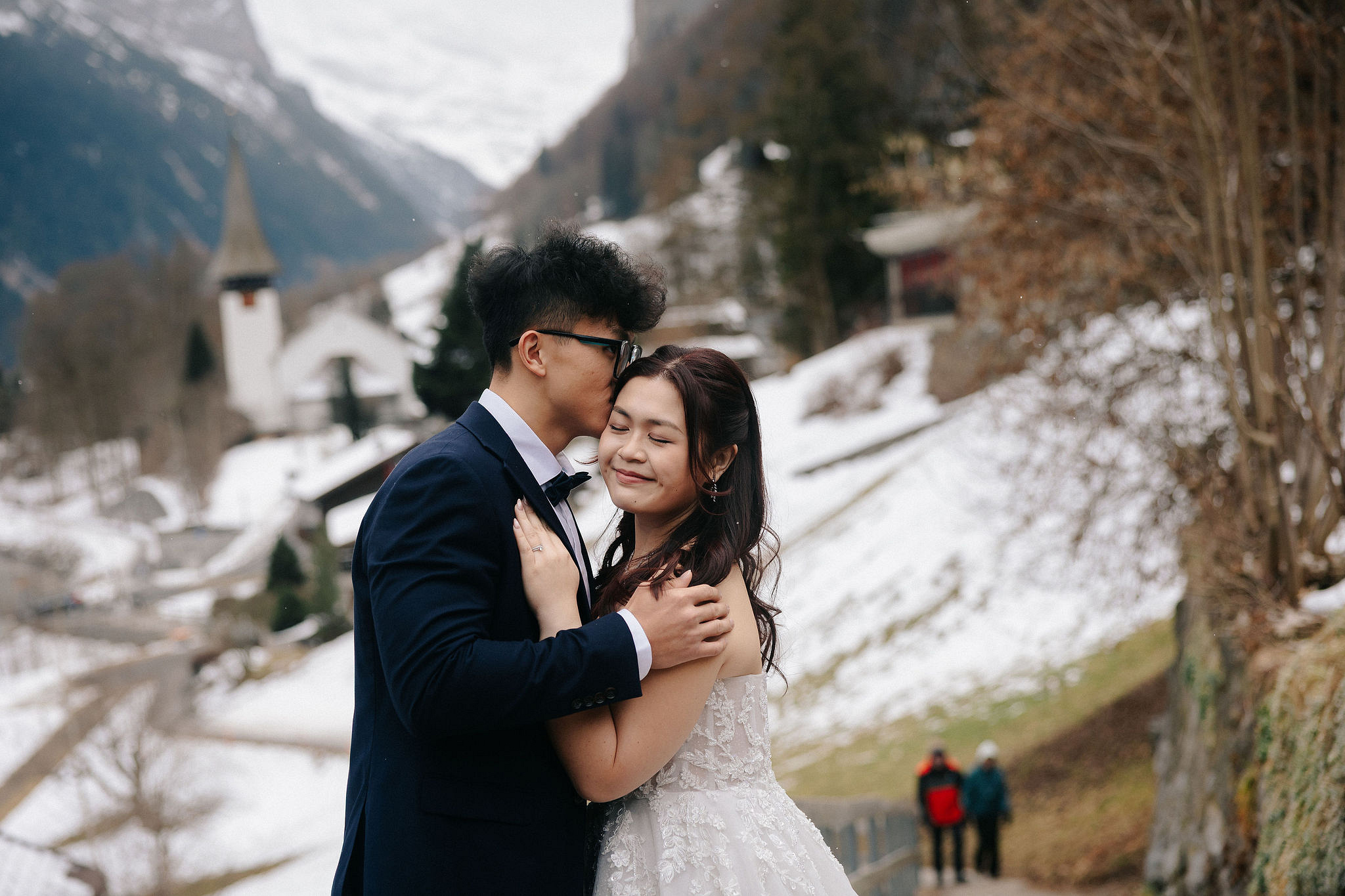 Switzerland Pre-Wedding Photoshoot | Lauterbrunnen, Grindelwald First & Lake Brienz at Lauterbrunnen pre-wedding photo