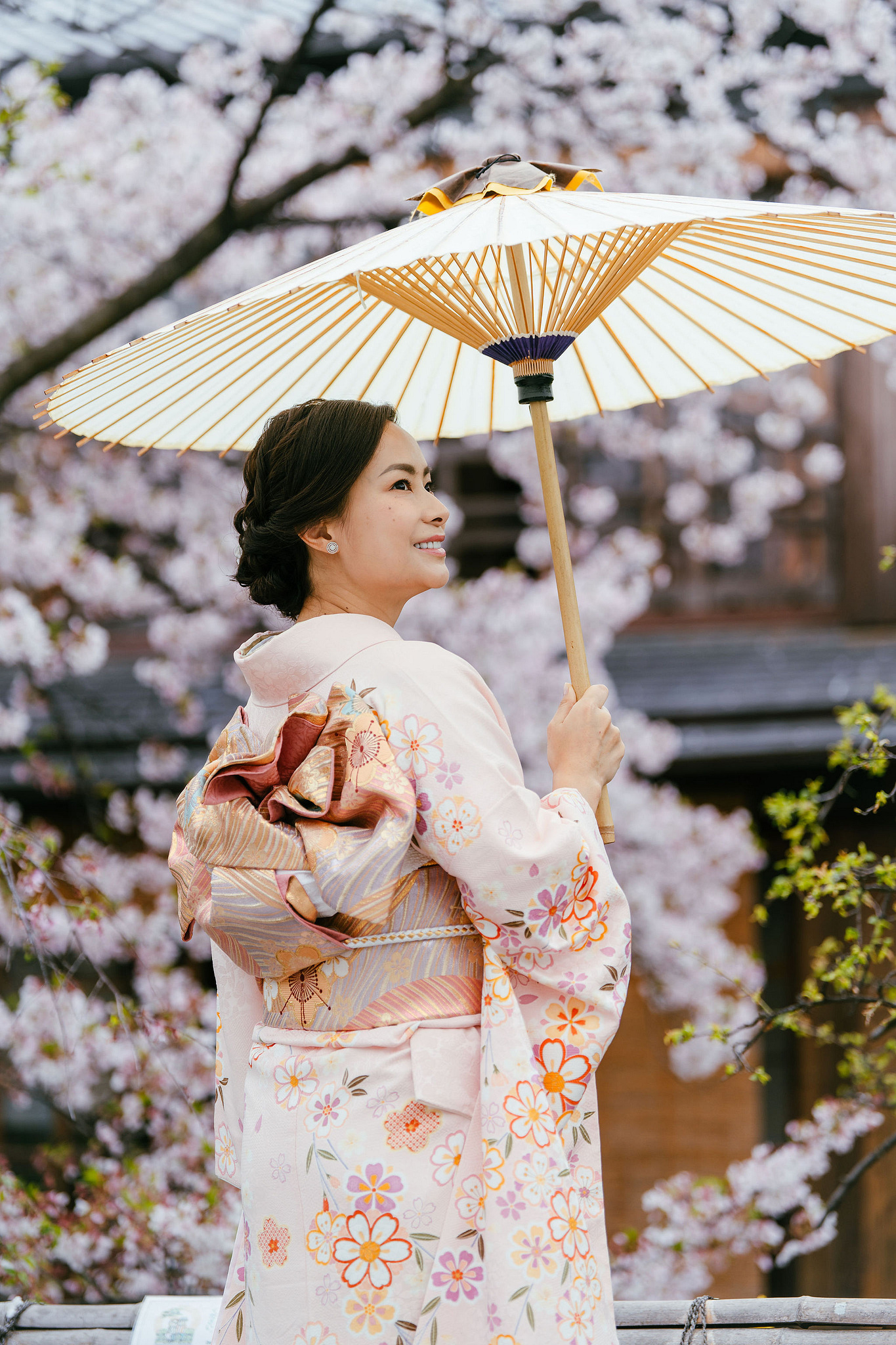 Kyoto Pre-Wedding Photoshoot | Gion Canal, Ninenzaka & Mount Wakakusa at Gion Shirakawa Canal pre-wedding photo