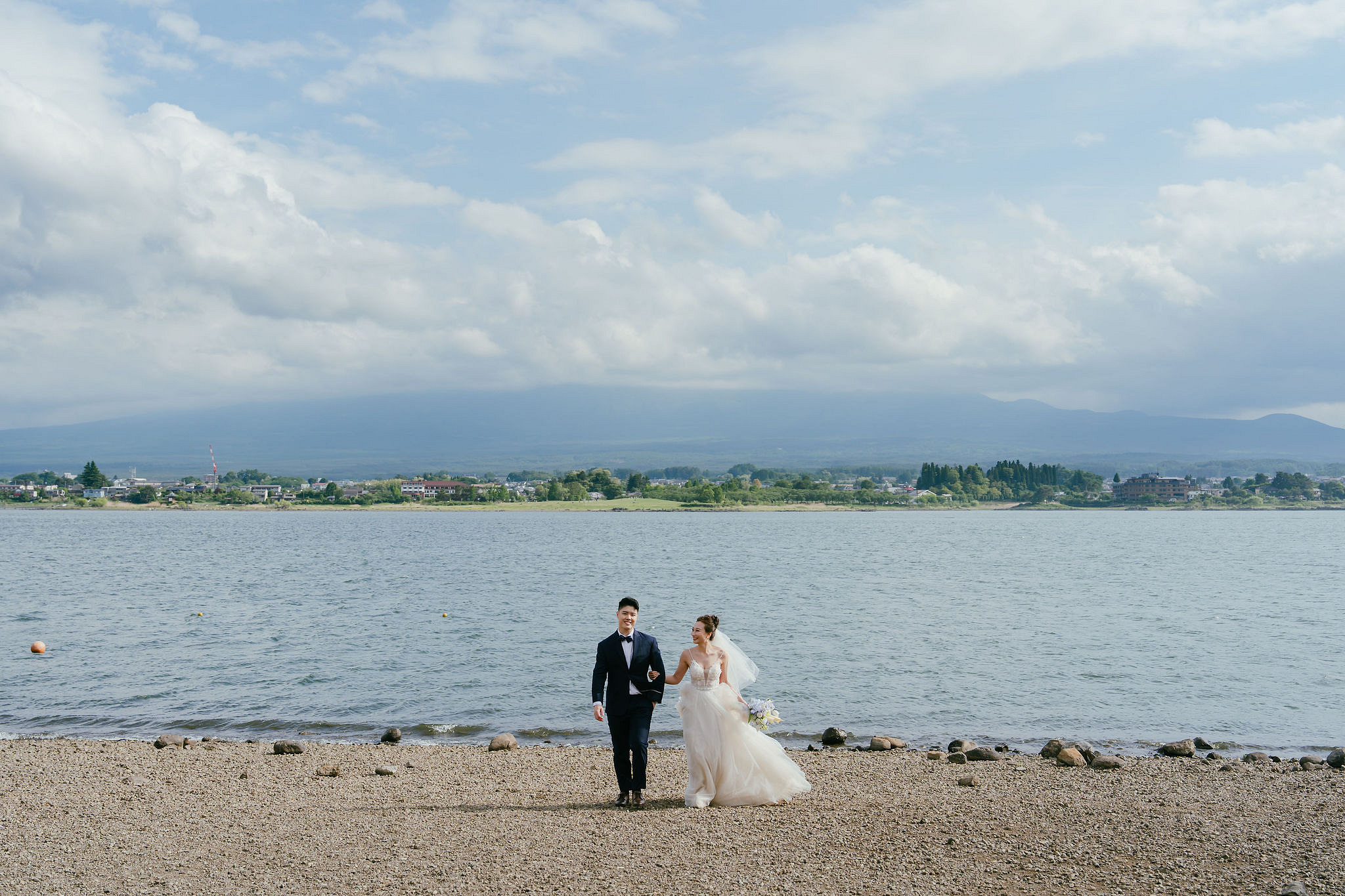 Mt. Fuji Pre-Wedding Photoshoot | Mt. Fuji Village, Oishi Park, Lake Kawaguchiko & Mt. Fuji Park at Lake Kawaguchiko pre-wedding photo
