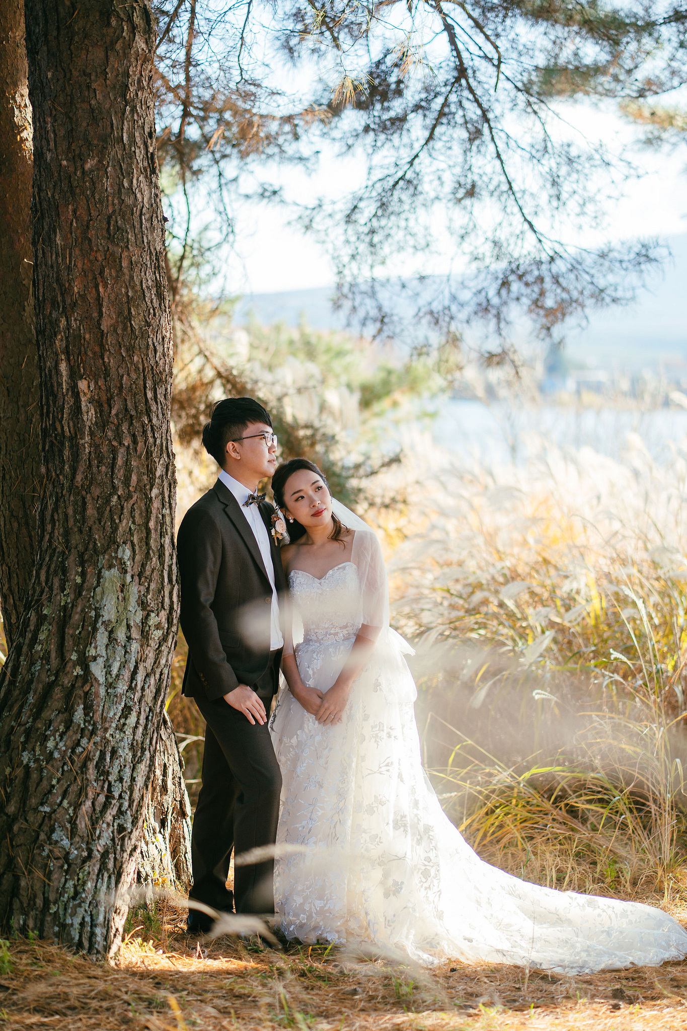 Tokyo & Mt Fuji Pre-Wedding Photoshoot | Asakusa Temple, Maple Corridor, Susuki Fields & Lake Kawaguchiko at Suzuki Fields pre-wedding photo