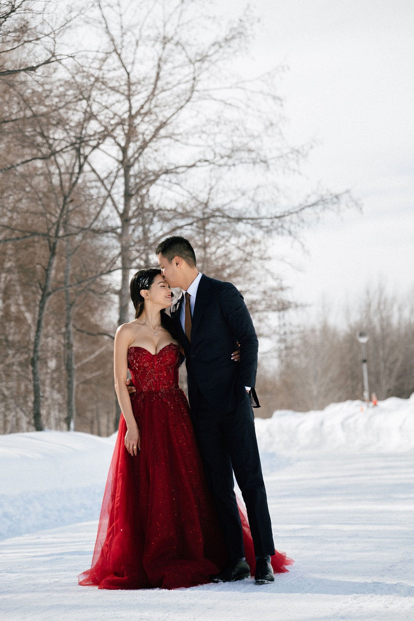 Hokkaido Pre-Wedding Photoshoot with Iyahiko Shrine, Nakajima Park, Moerenuma Park & Otaru Canal at Moerenuma Park pre-wedding photo
