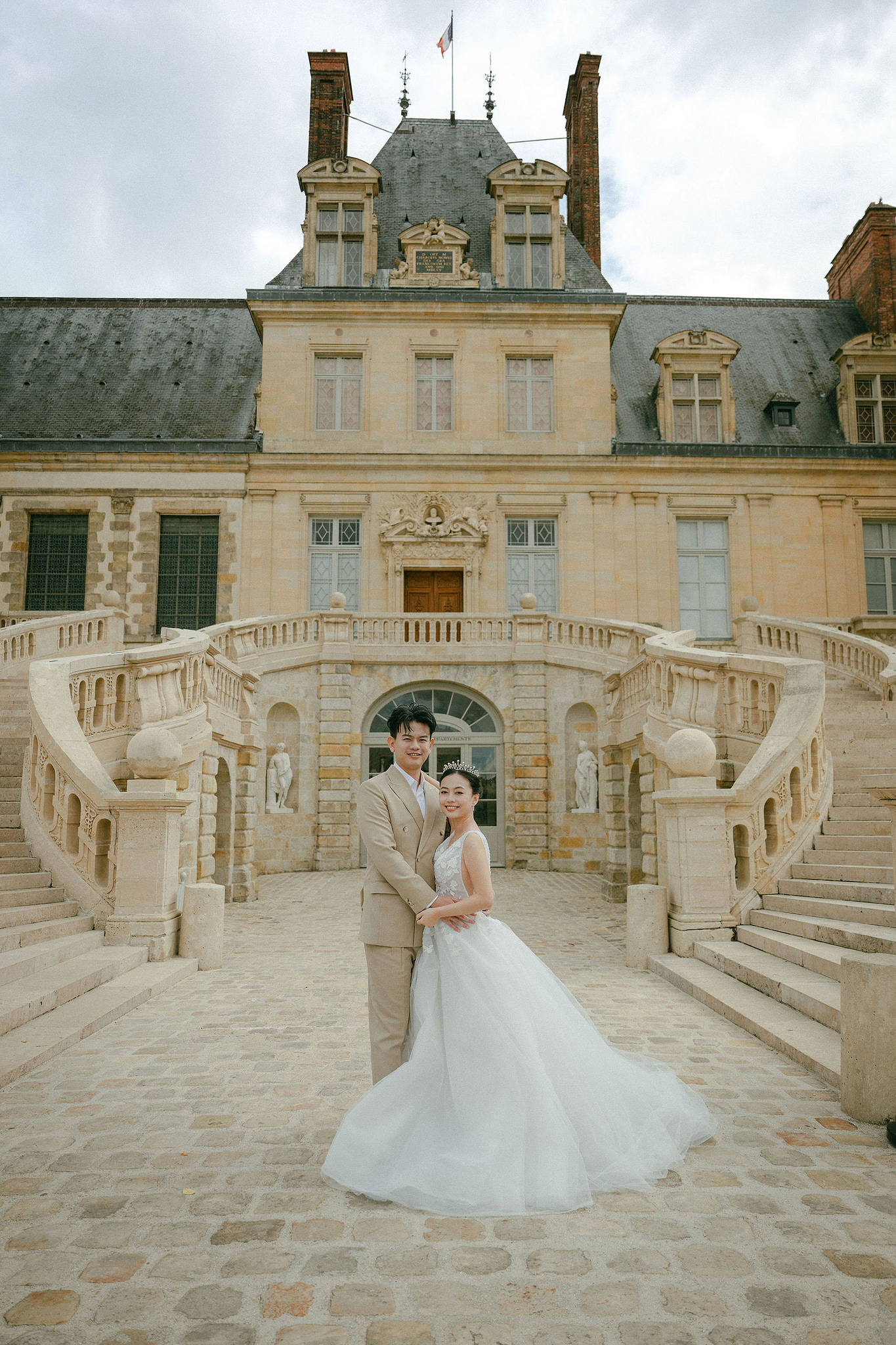 Paris Pre-Wedding Photoshoot | Bir-Hakeim Bridge, Paris Streets & Château de Fontainebleau at Château de Fontainebleau pre-wedding photo