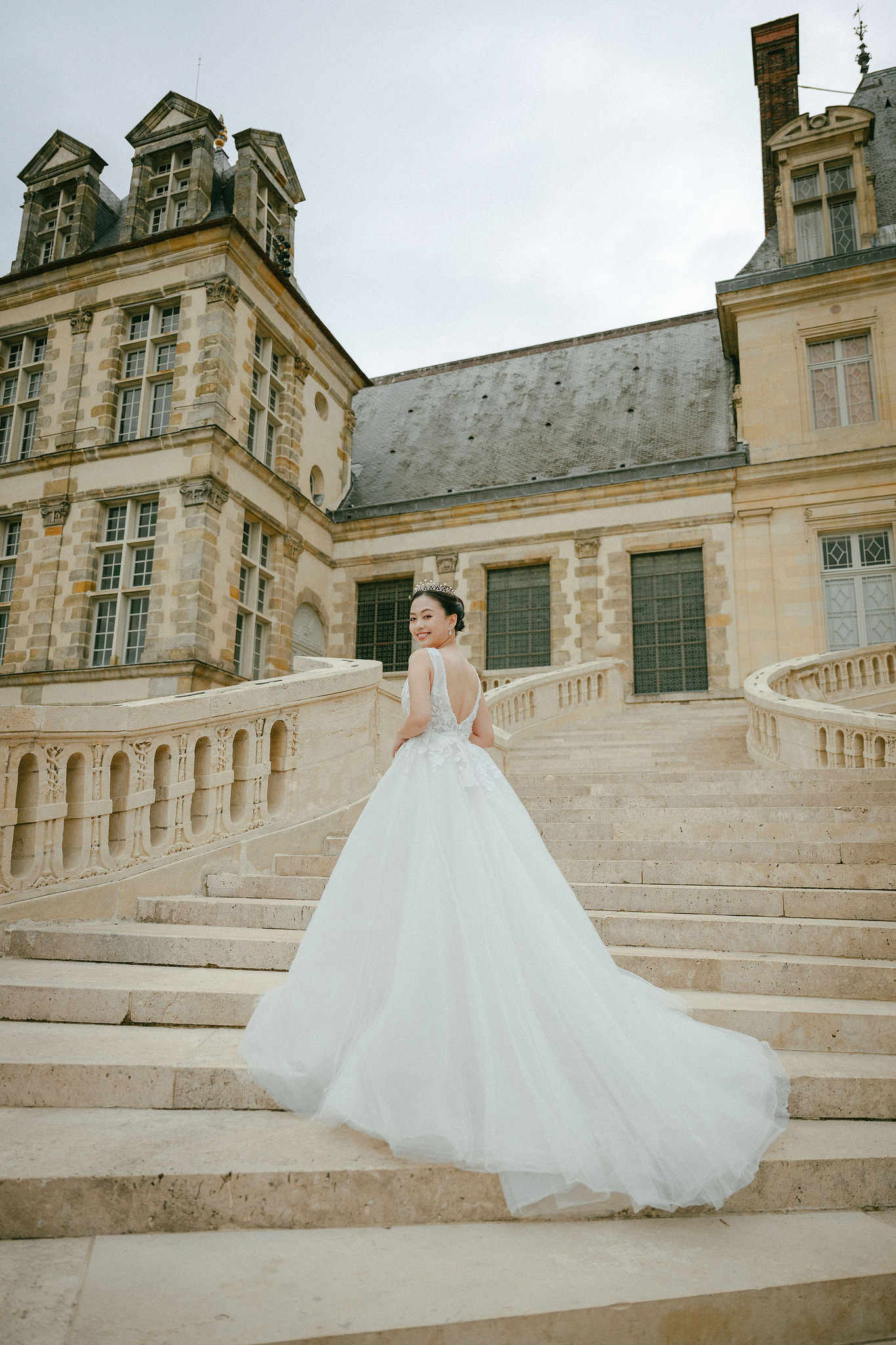 Paris Pre-Wedding Photoshoot | Bir-Hakeim Bridge, Paris Streets & Château de Fontainebleau at Château de Fontainebleau pre-wedding photo
