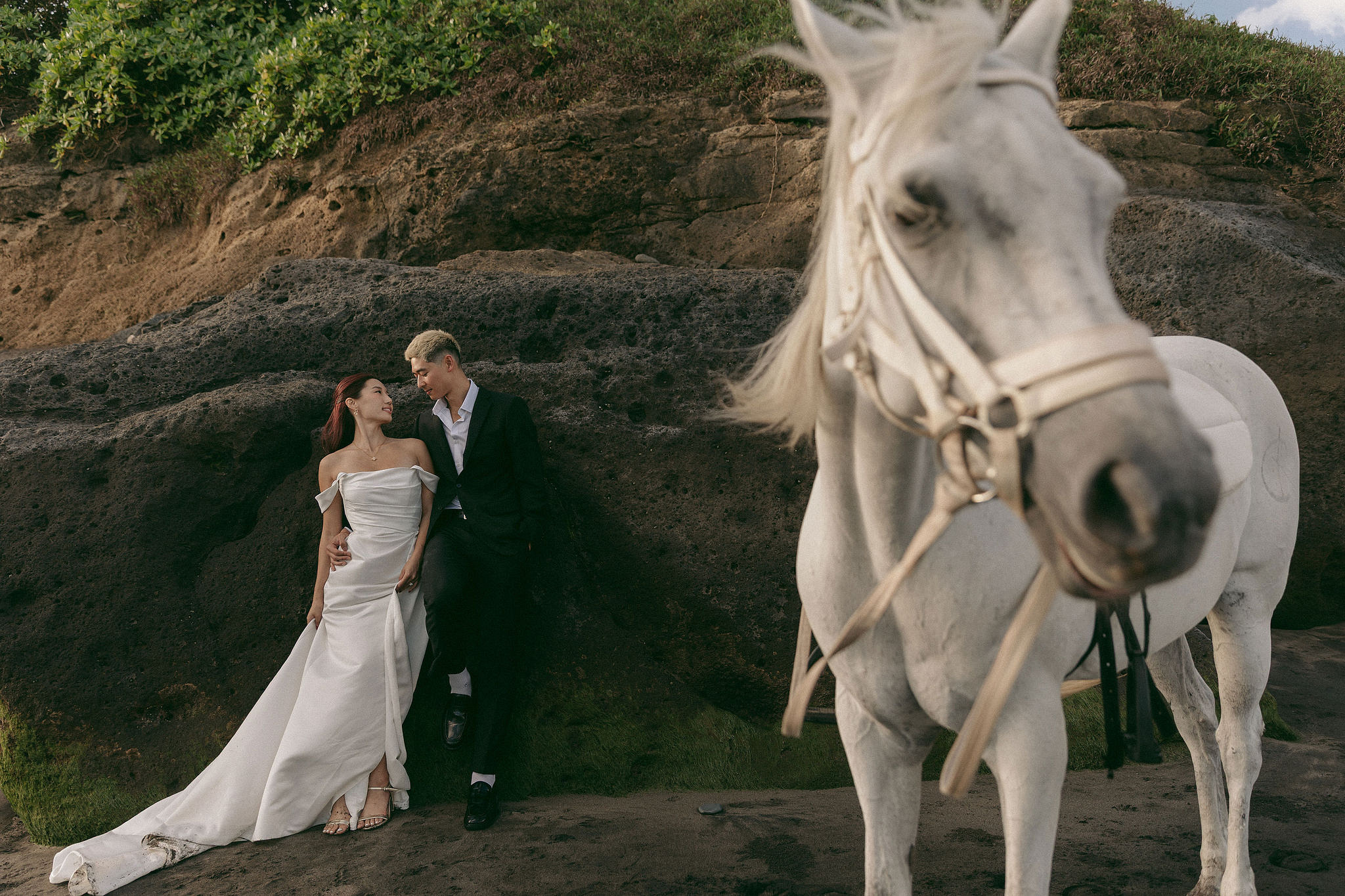 Bali Pre-Wedding Photoshoot | Mt. Batur Pinggan Village, Gelato Diner & Black Sand Beach at Beach   pre-wedding photo
