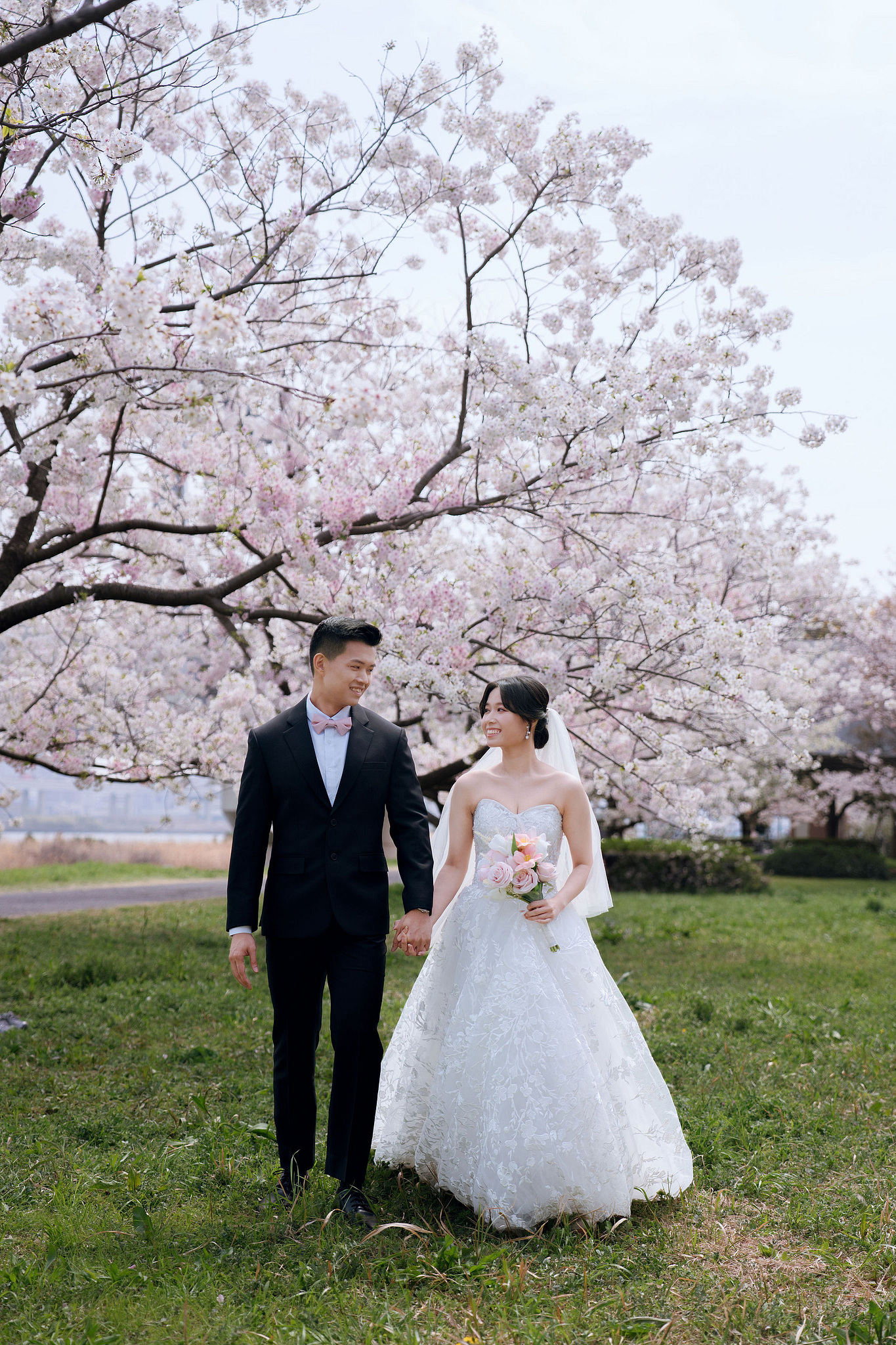 Tokyo & Mt Fuji Pre-Wedding Photoshoot | Senso-Ji Temple, Tokyo Park & Lake Kawaguchiko at Tokyo Park pre-wedding photo
