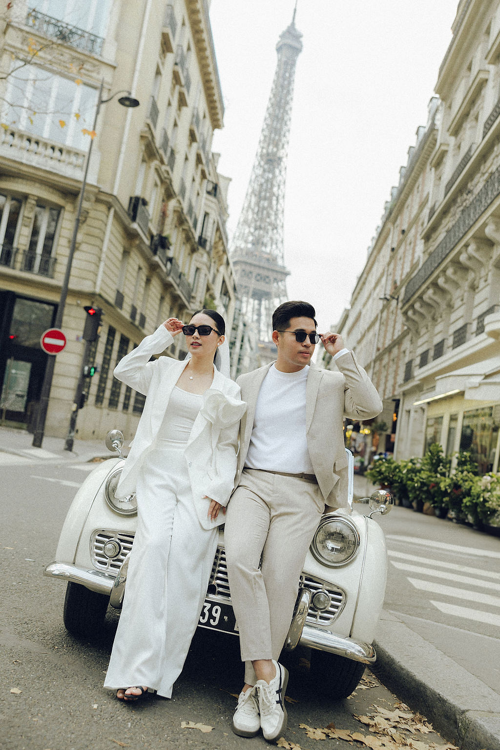 Paris Pre-Wedding Photoshoot with Eiﬀel Tower Louvre Museum Parisian Cafe Vintage Car Rooftop Night at Parisian Streets pre-wedding photo