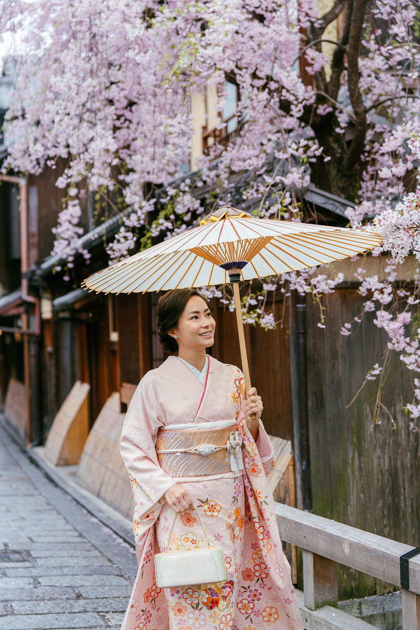 Kyoto Pre-Wedding Photoshoot | Gion Canal, Ninenzaka & Mount Wakakusa at Gion Shirakawa Canal pre-wedding photo