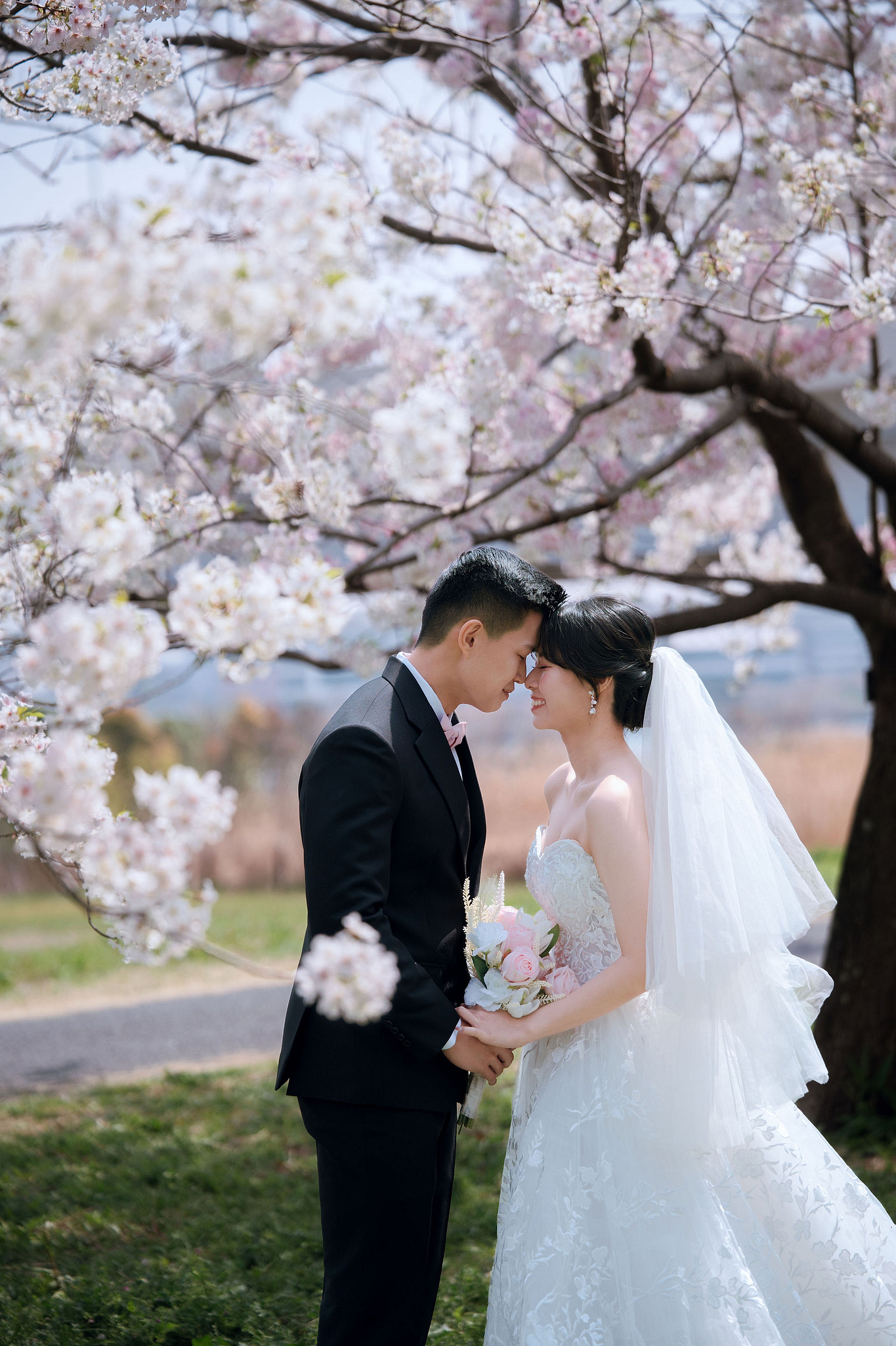 Tokyo & Mt Fuji Pre-Wedding Photoshoot | Senso-Ji Temple, Tokyo Park & Lake Kawaguchiko at Tokyo Park pre-wedding photo