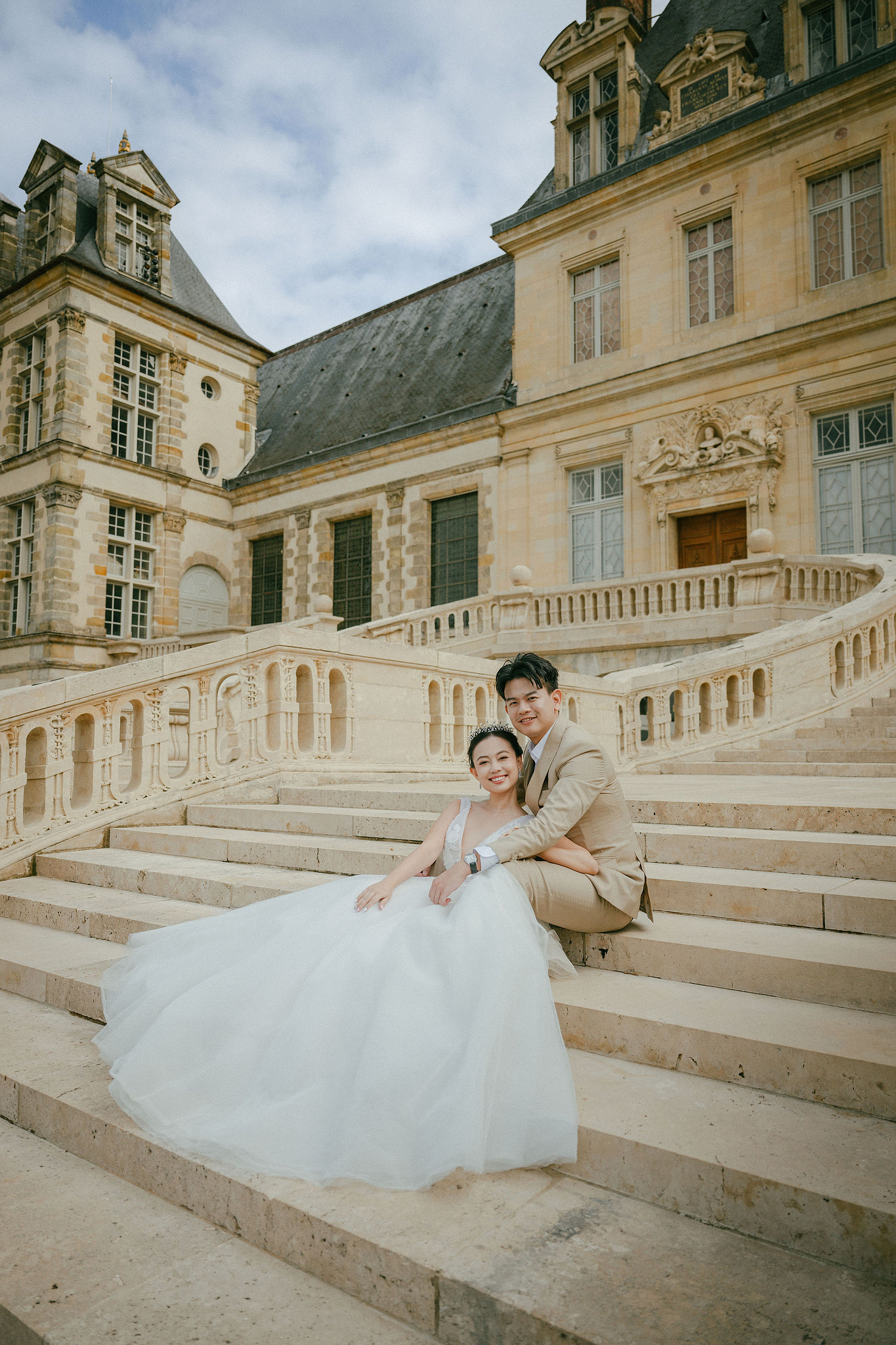 Paris Pre-Wedding Photoshoot | Bir-Hakeim Bridge, Paris Streets & Château de Fontainebleau at Château de Fontainebleau pre-wedding photo