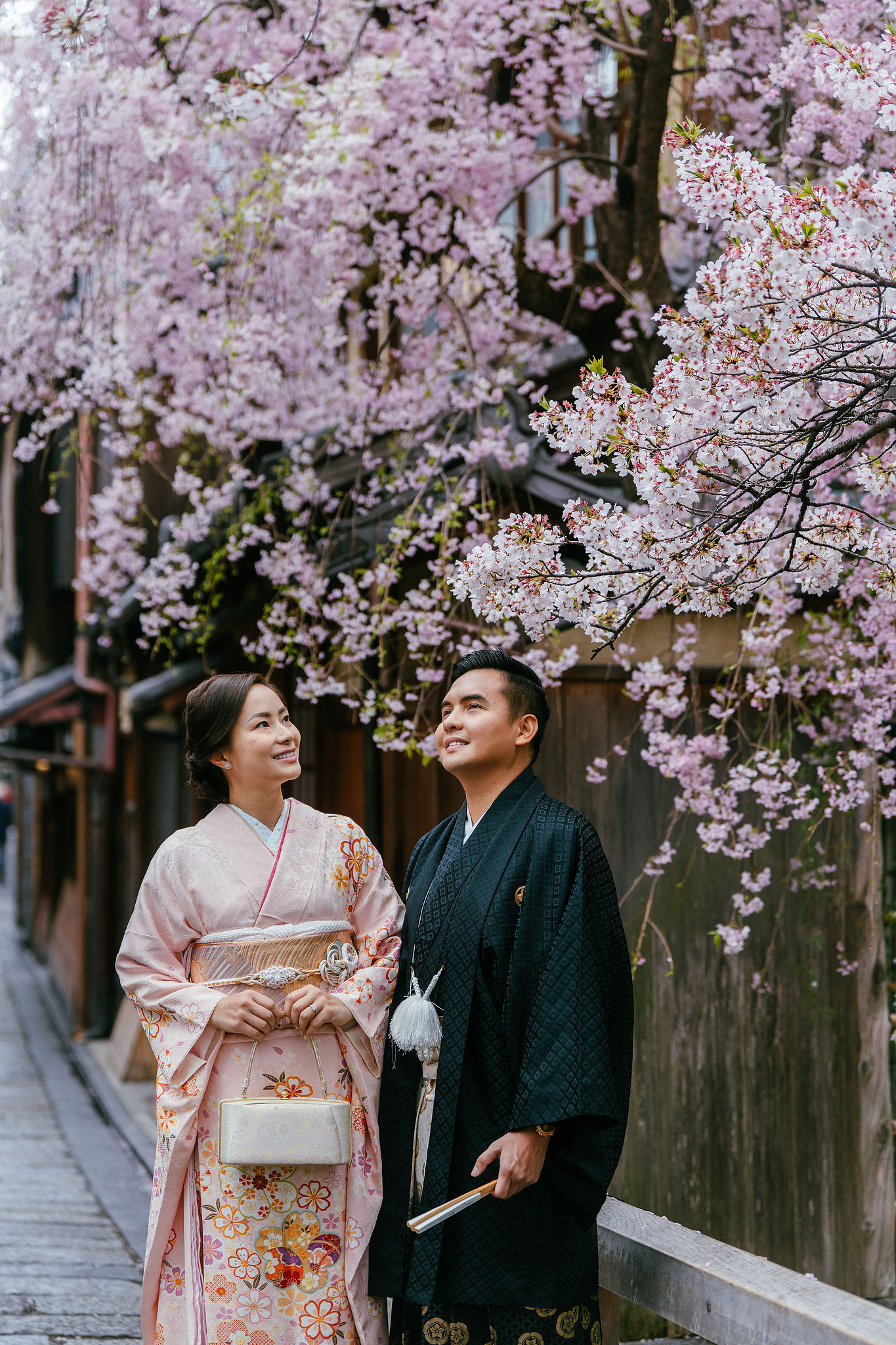 Kyoto Pre-Wedding Photoshoot | Gion Canal, Ninenzaka & Mount Wakakusa at Gion Shirakawa Canal pre-wedding photo