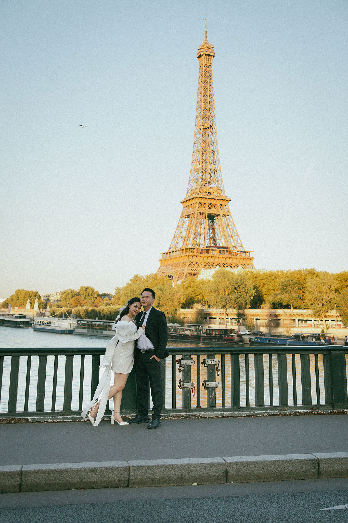 Paris Autumn Pre-Wedding Photoshoot | Avenue de Camoëns, Tuileries Garden, Louvre, Pont Alexandre III & Bir-Hakeim Bridge at Bir-Hakeim Bridge pre-wedding photo