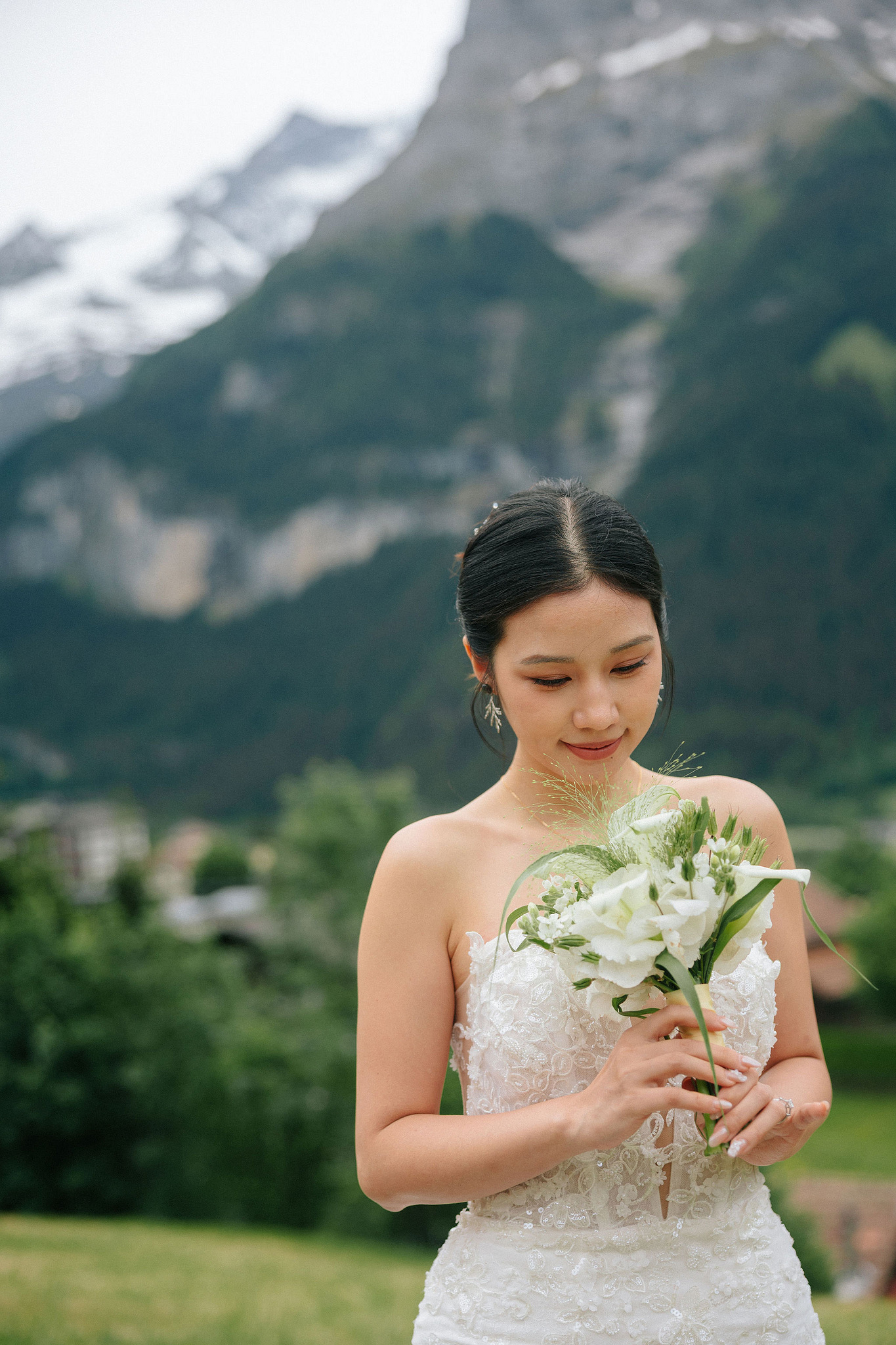Switzerland Pre-Wedding Photoshoot | Grindelwald Village & Lauterbrunnen & Lake Lungern at Grindelwald Village pre-wedding photo