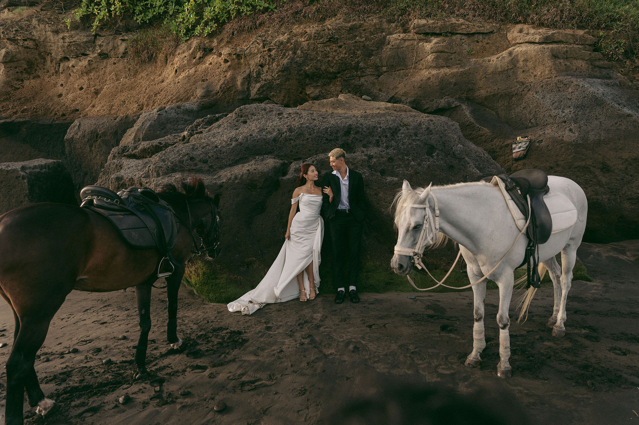Bali Pre-Wedding Photoshoot | Mt. Batur Pinggan Village, Gelato Diner & Black Sand Beach at Beach   pre-wedding photo