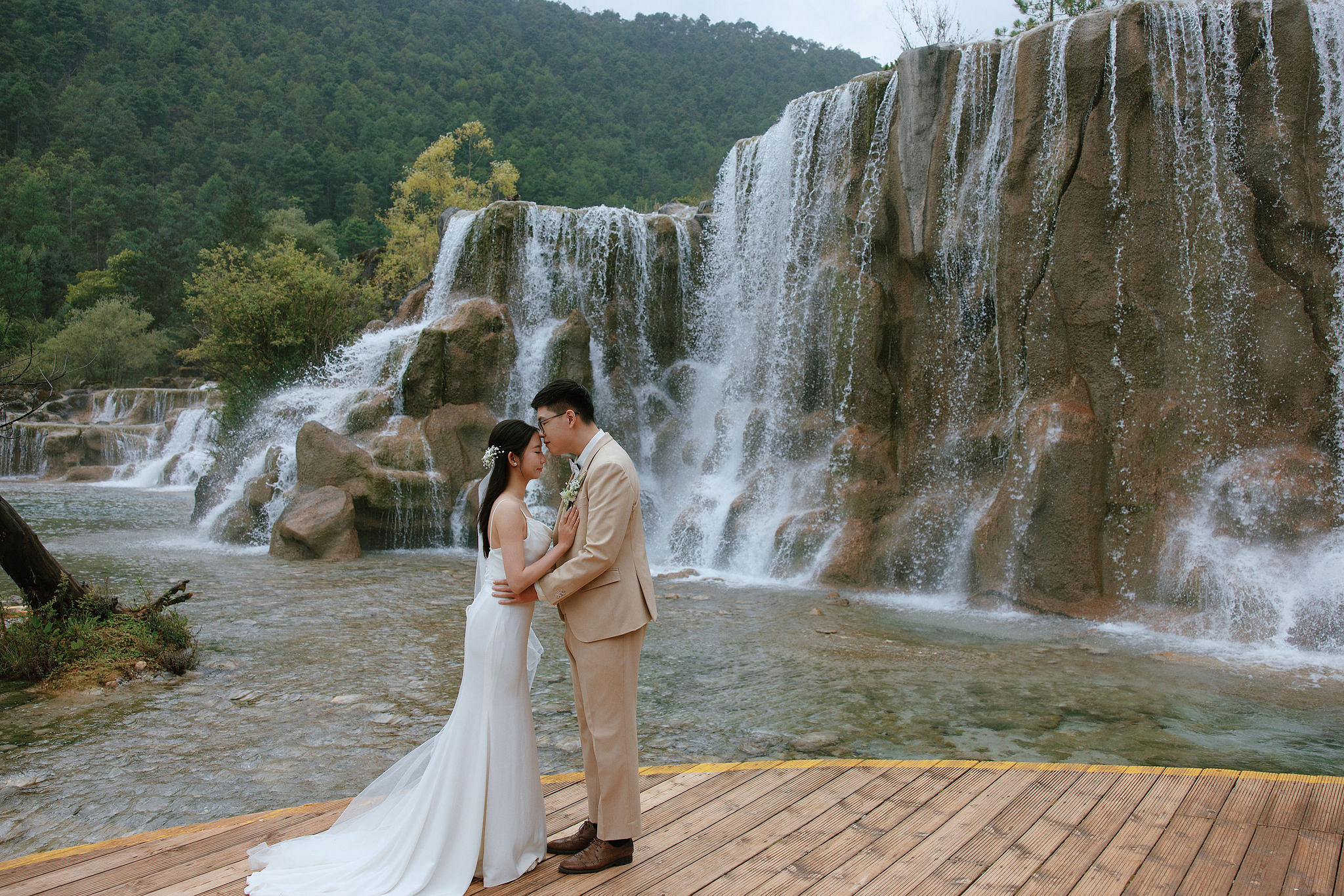 Lijiang, Yunnan Pre-Wedding Photoshoot | Spruce Meadow, Blue Moon Valley, Yulong Snow Mountain & Shuhe Ancient Town at Blue Moon Valley pre-wedding photo