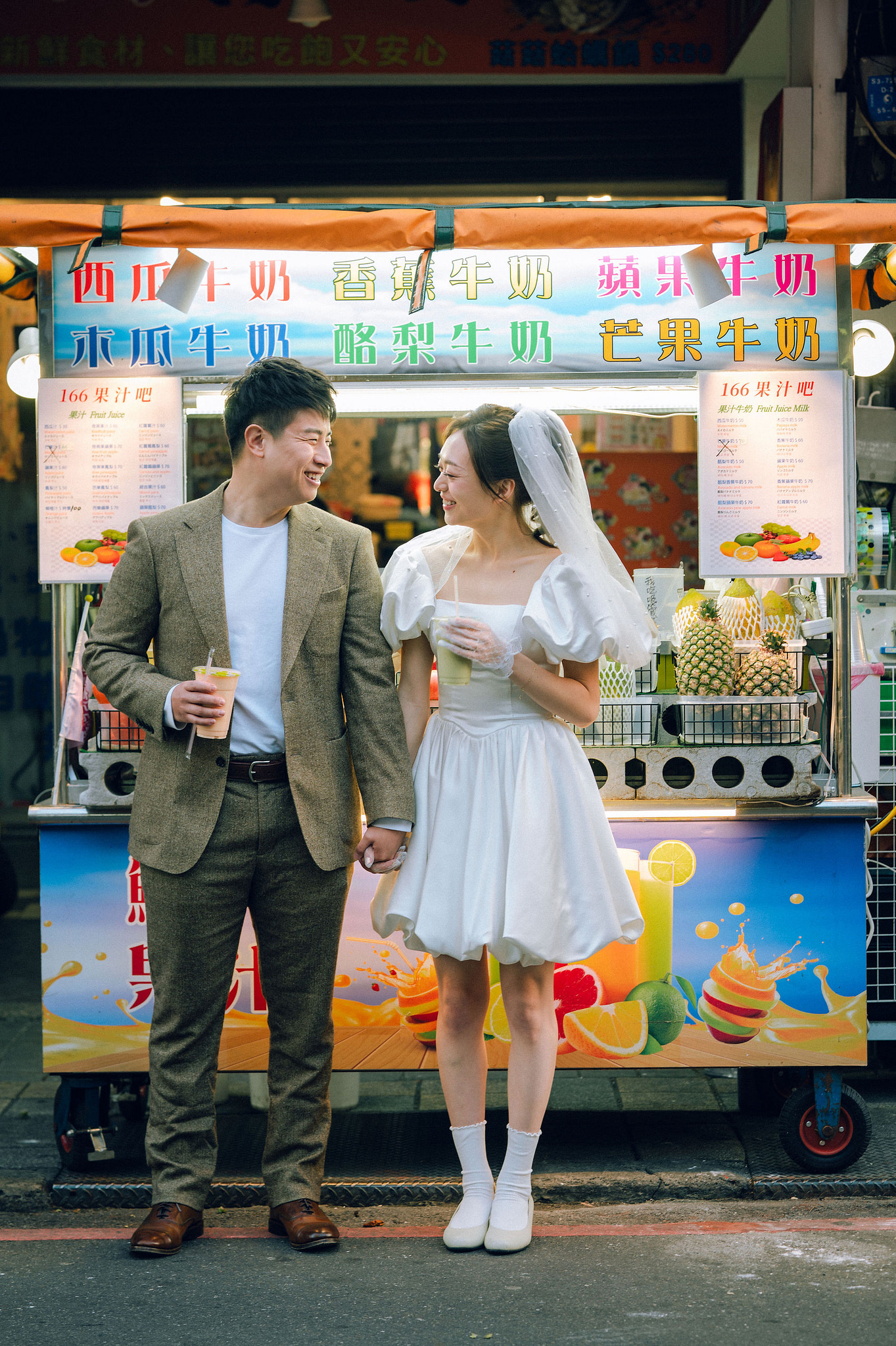 Taiwan Pre-Wedding Photoshoot | Dadaocheng, Nanjing Road & Huaxi Street at Huaxi Street pre-wedding photo