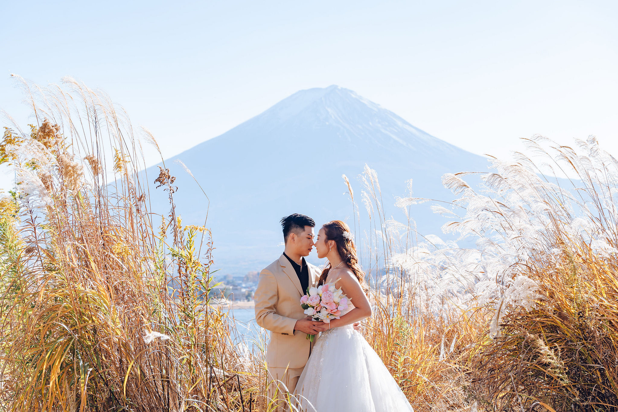 Tokyo & Mt Fuji Pre-Wedding Photoshoot | Maple Corridor, Lake Kawaguchiko & Shibuya Crossing at Lake Kawaguchiko pre-wedding photo
