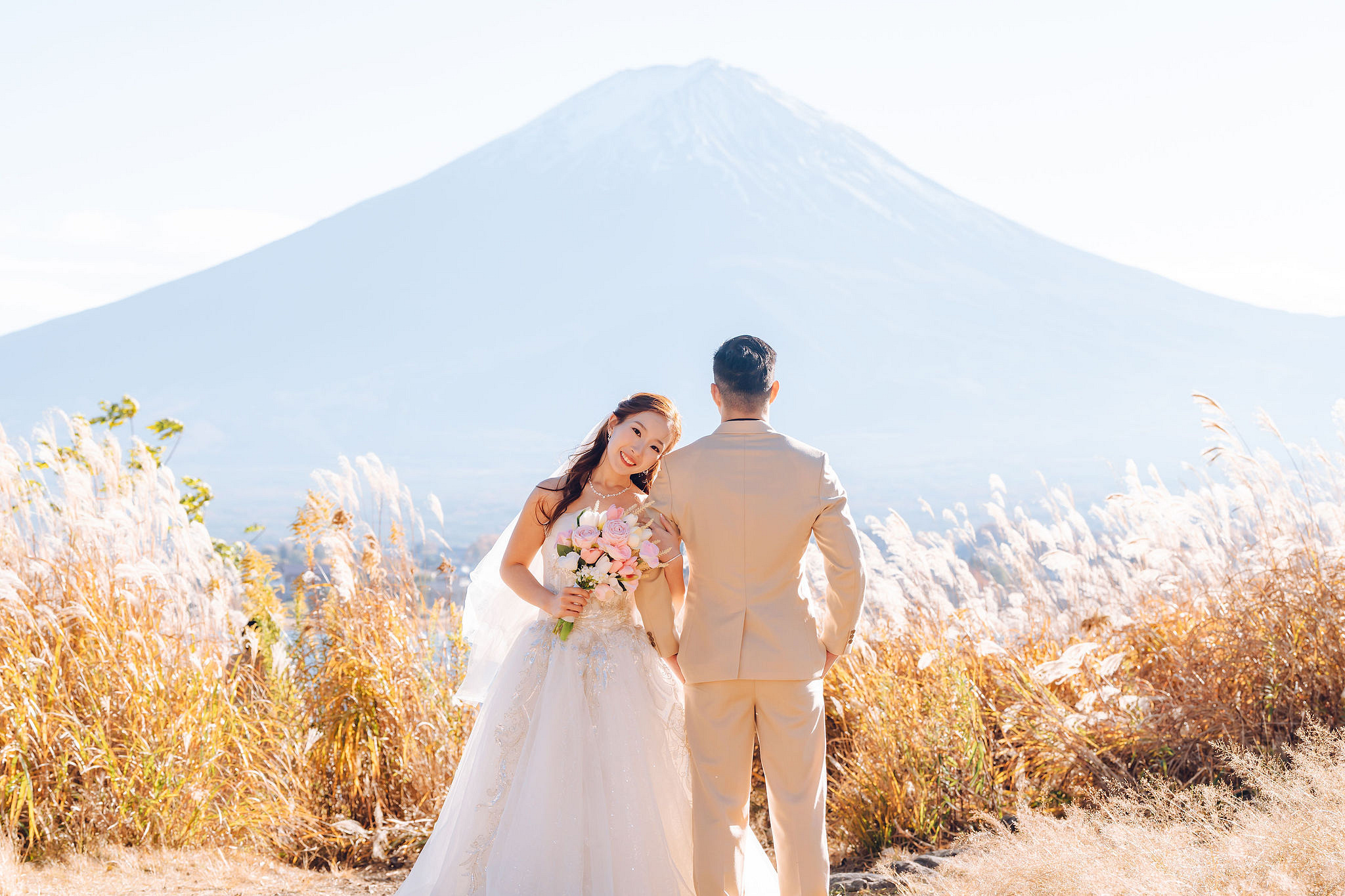 Tokyo & Mt Fuji Pre-Wedding Photoshoot | Maple Corridor, Lake Kawaguchiko & Shibuya Crossing at Lake Kawaguchiko pre-wedding photo