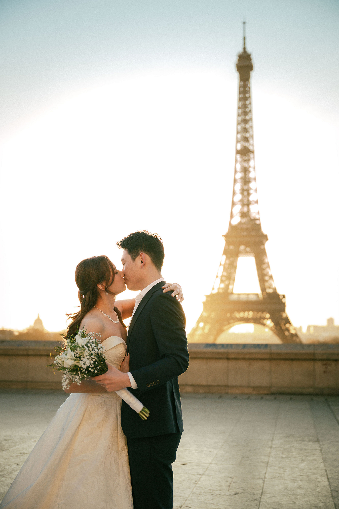 Paris Sunrise Pre-Wedding Photoshoot | Place du Trocadéro, Louvre, Parisian Café & Bir-Hakeim Bridge 巴黎日出婚紗攝影｜特羅卡德羅廣場、羅浮宮、巴黎咖啡館與比爾阿克姆橋 at Place du Trocadéro pre-wedding photo