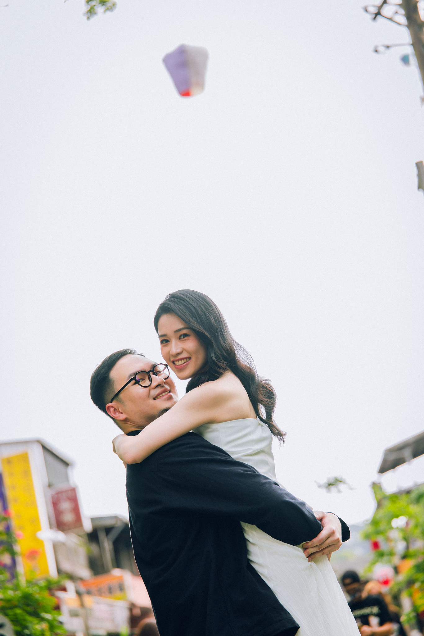 Taiwan Pre-Wedding Photoshoot | Dadaocheng, Shifen & Jiufen at Shifen pre-wedding photo