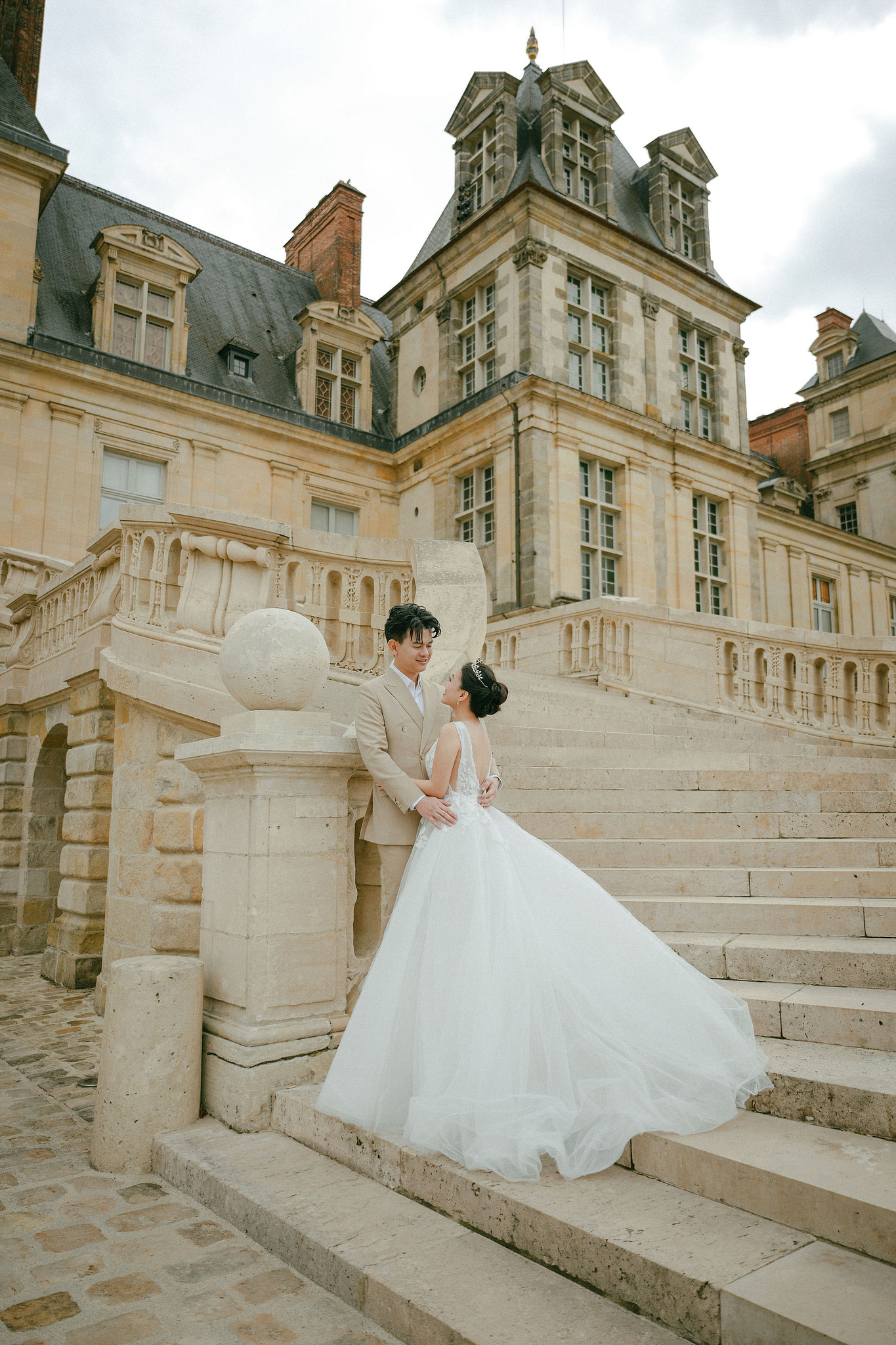 Paris Pre-Wedding Photoshoot | Bir-Hakeim Bridge, Paris Streets & Château de Fontainebleau at Château de Fontainebleau pre-wedding photo