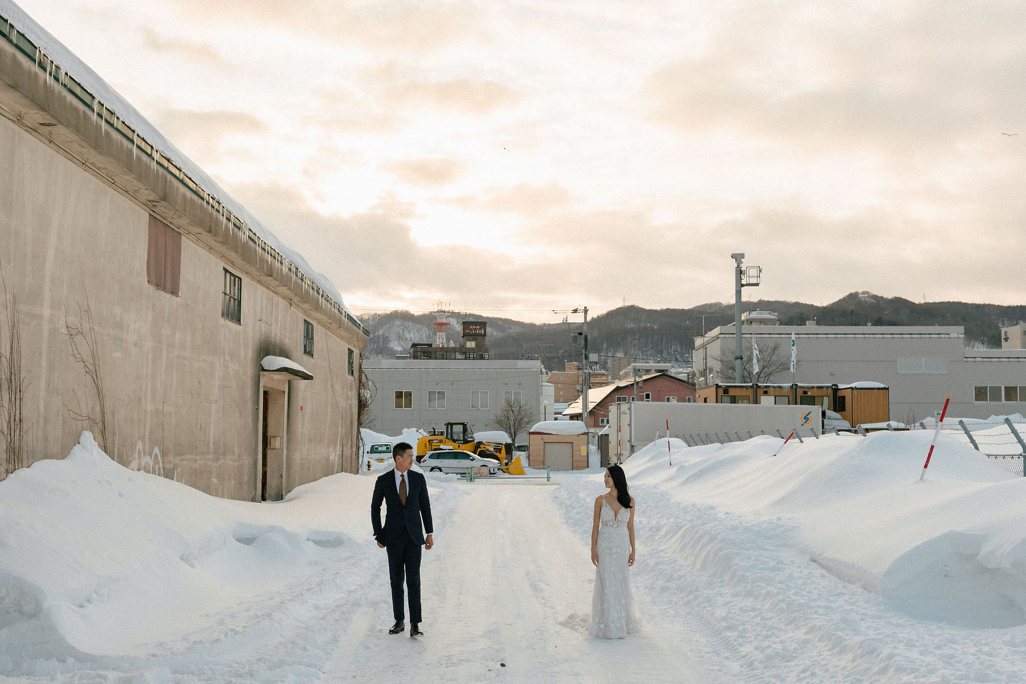 Hokkaido Pre-Wedding Photoshoot with Iyahiko Shrine, Nakajima Park, Moerenuma Park & Otaru Canal at Otaru Port pre-wedding photo