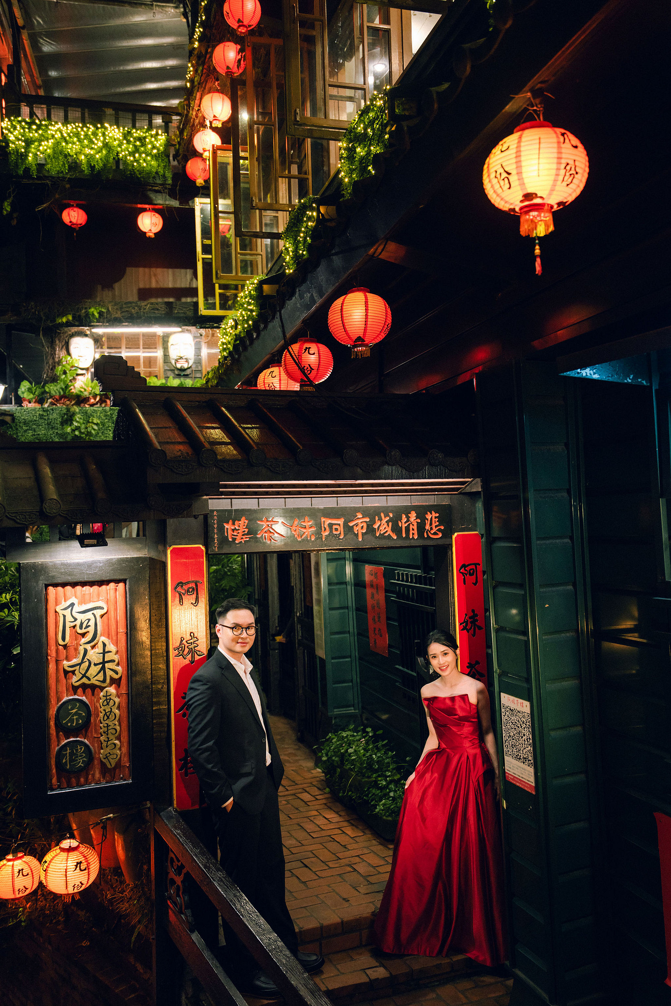 Taiwan Pre-Wedding Photoshoot | Dadaocheng, Shifen & Jiufen at Jiufen pre-wedding photo