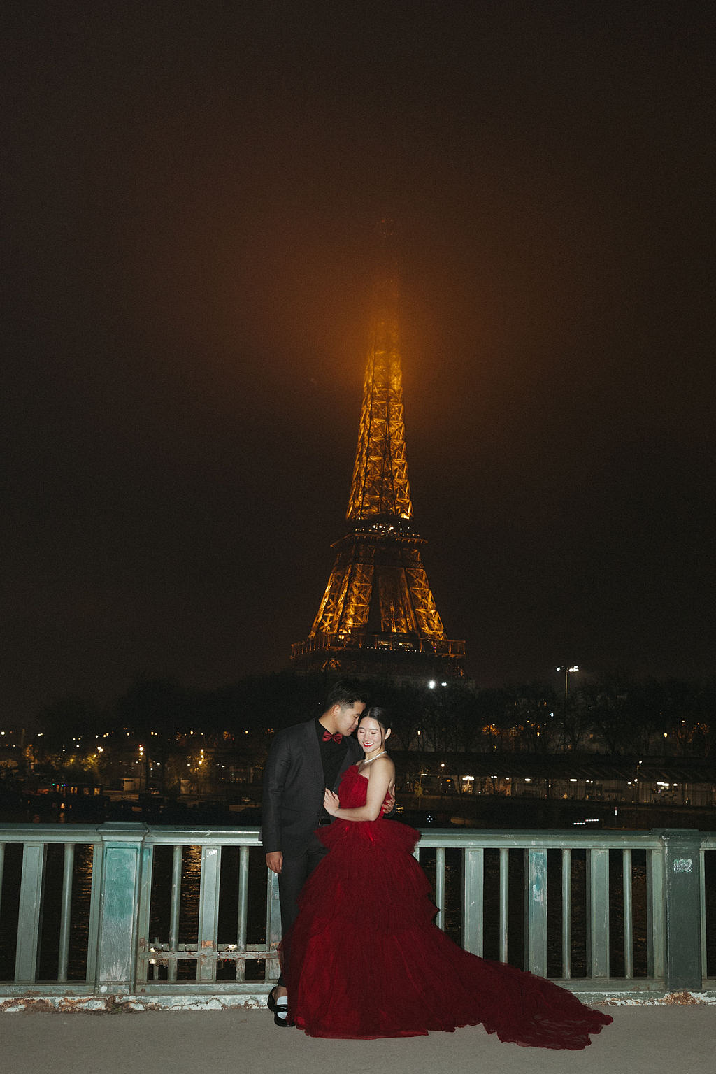 Paris Pre-Wedding Photoshoot with Eiﬀel Tower Louvre Museum Parisian Cafe Vintage Car Rooftop Night at Bir-Hakeim Bridge pre-wedding photo