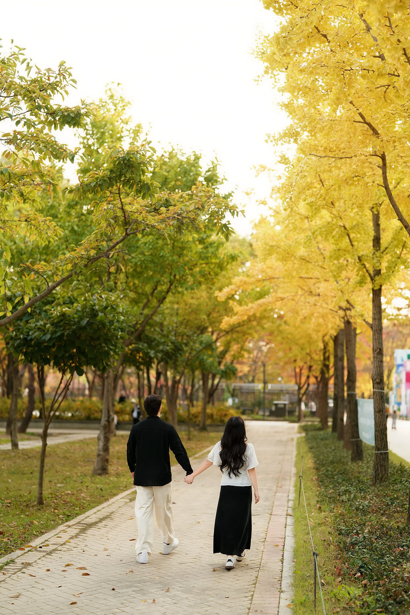 Seoul Pre-Wedding Photoshoot | Muhly Park, Seoul Forest & Cafe Street` at Cafe Street pre-wedding photo