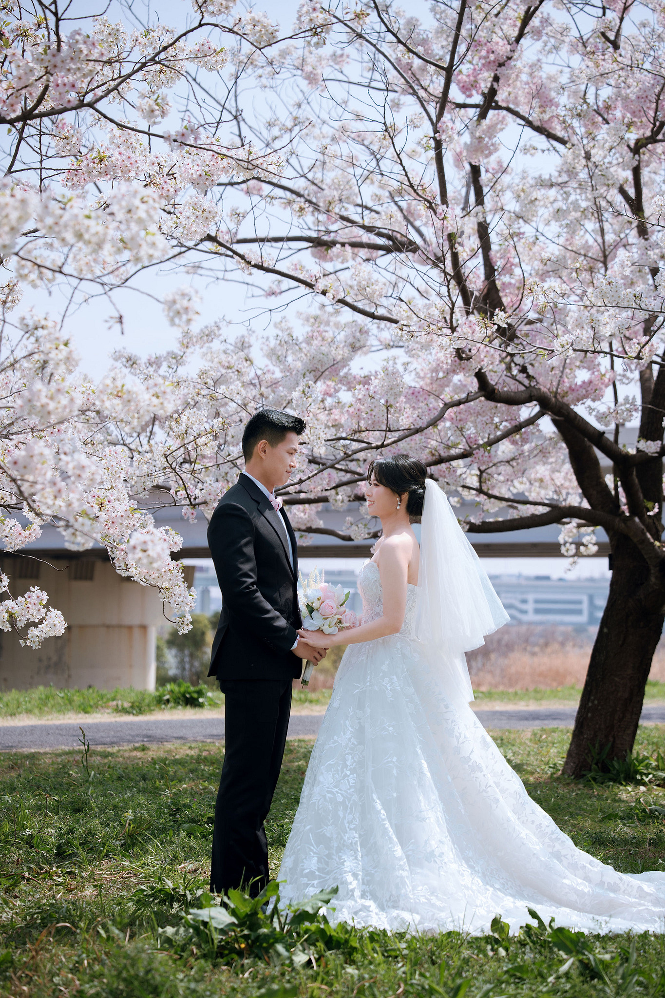 Tokyo & Mt Fuji Pre-Wedding Photoshoot | Senso-Ji Temple, Tokyo Park & Lake Kawaguchiko at Tokyo Park pre-wedding photo