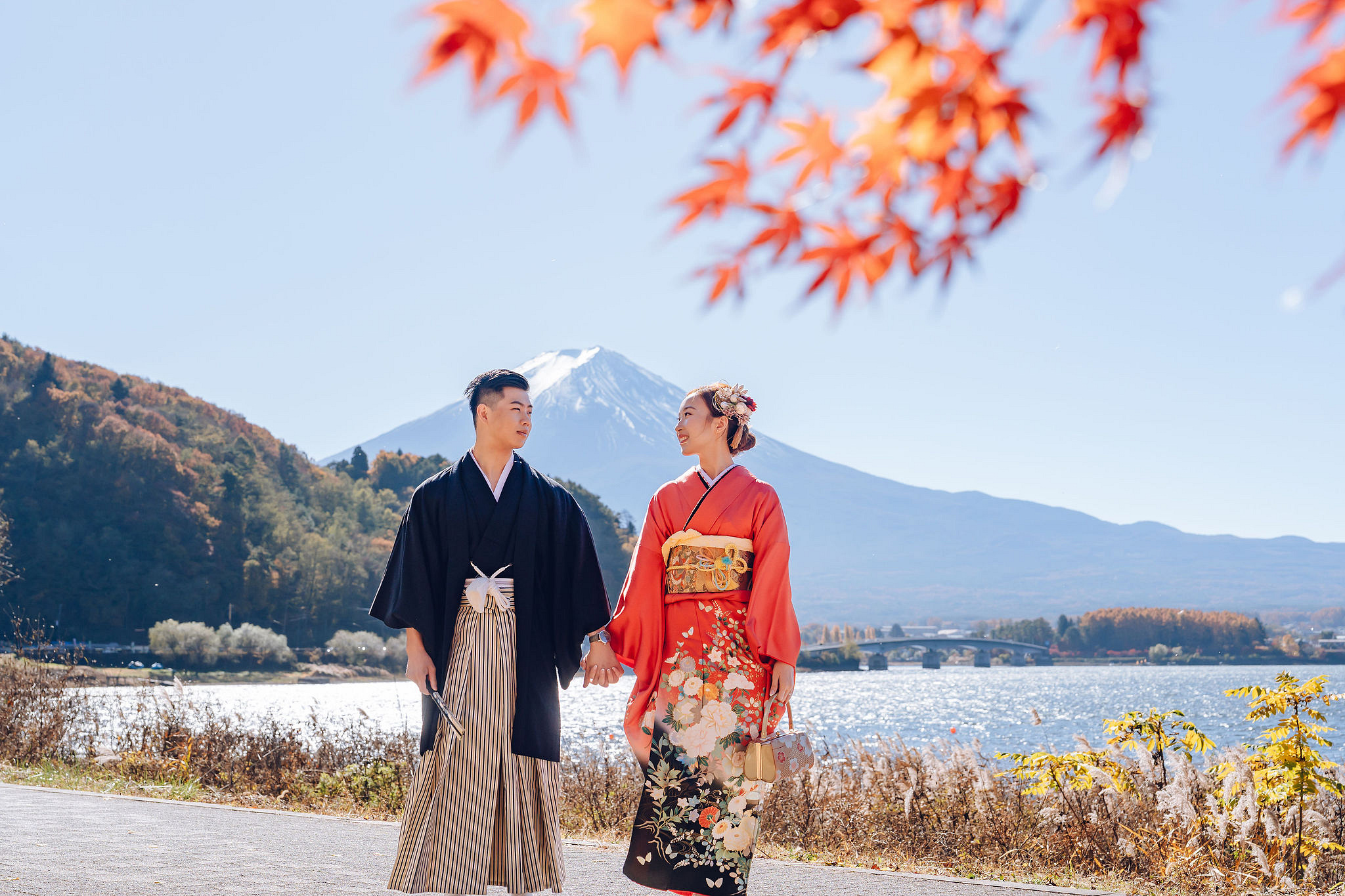Tokyo & Mt Fuji Pre-Wedding Photoshoot | Maple Corridor, Lake Kawaguchiko & Shibuya Crossing at Maple Corridor (Momiji Kairo) pre-wedding photo