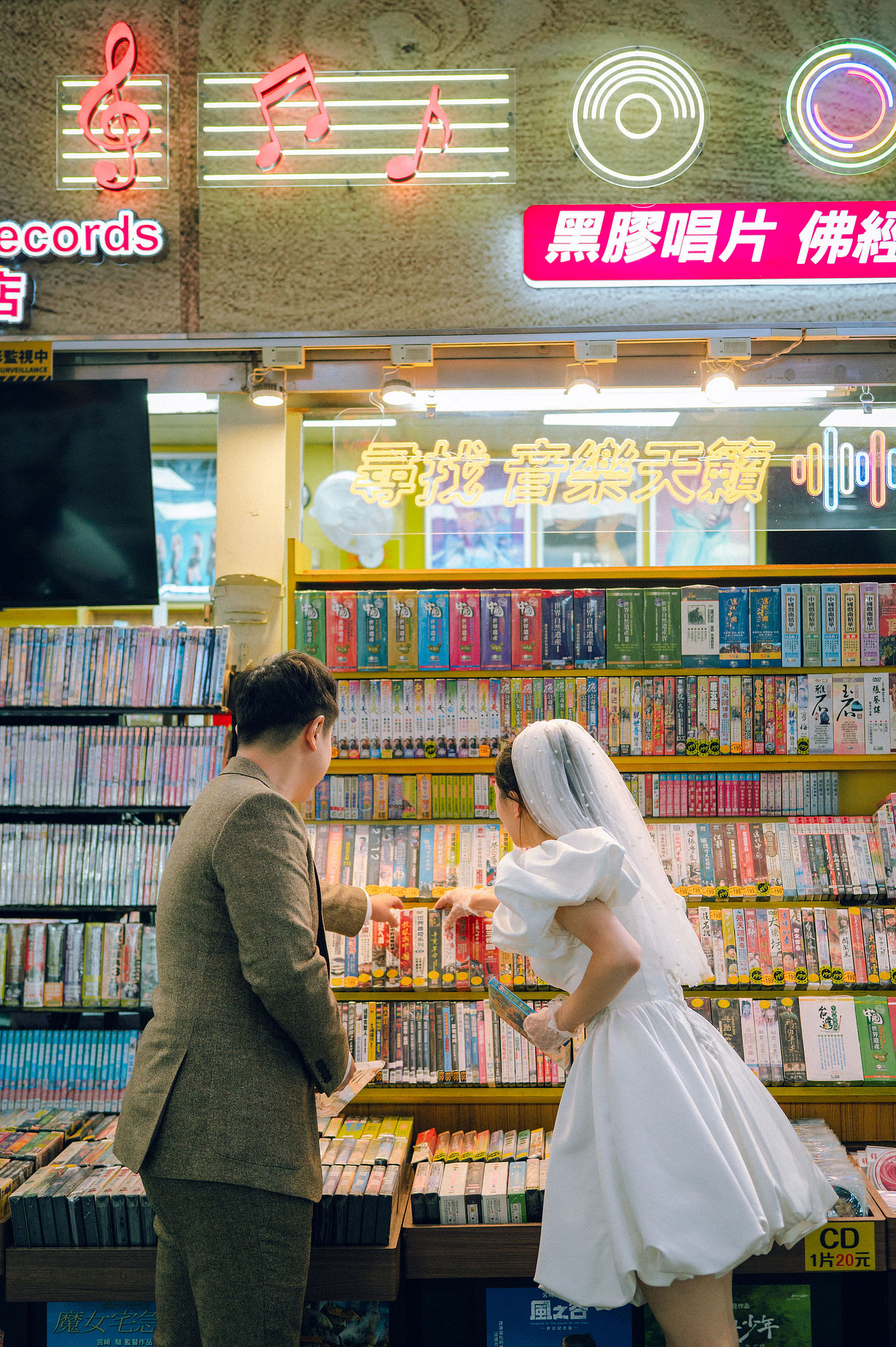 Taiwan Pre-Wedding Photoshoot | Dadaocheng, Nanjing Road & Huaxi Street at Huaxi Street pre-wedding photo