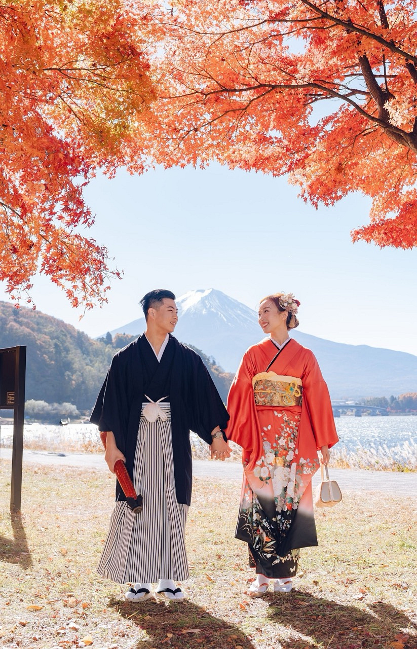 Tokyo & Mt Fuji Pre-Wedding Photoshoot | Maple Corridor, Lake Kawaguchiko & Shibuya Crossing at Maple Corridor (Momiji Kairo) pre-wedding photo