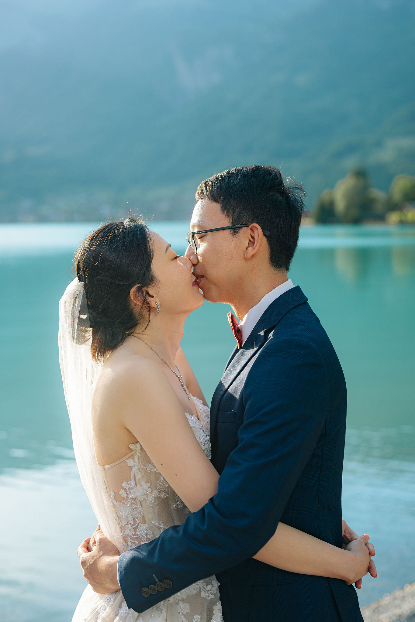 Switzerland Pre-Wedding Photoshoot | Grindelwald First & Grindelwald Village & Lake Brienz at Lake Brienz pre-wedding photo