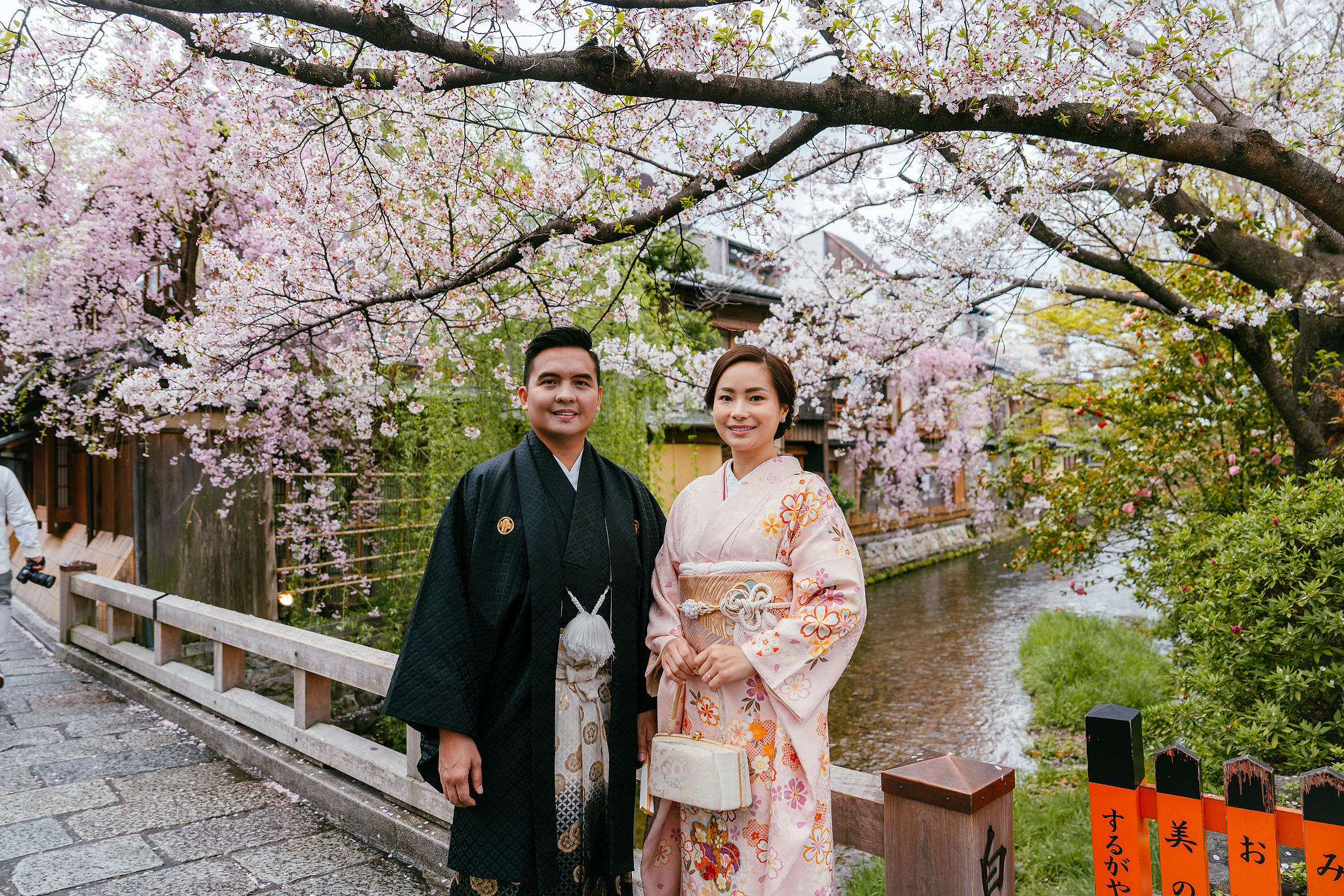 Kyoto Pre-Wedding Photoshoot | Gion Canal, Ninenzaka & Mount Wakakusa at Gion Shirakawa Canal pre-wedding photo