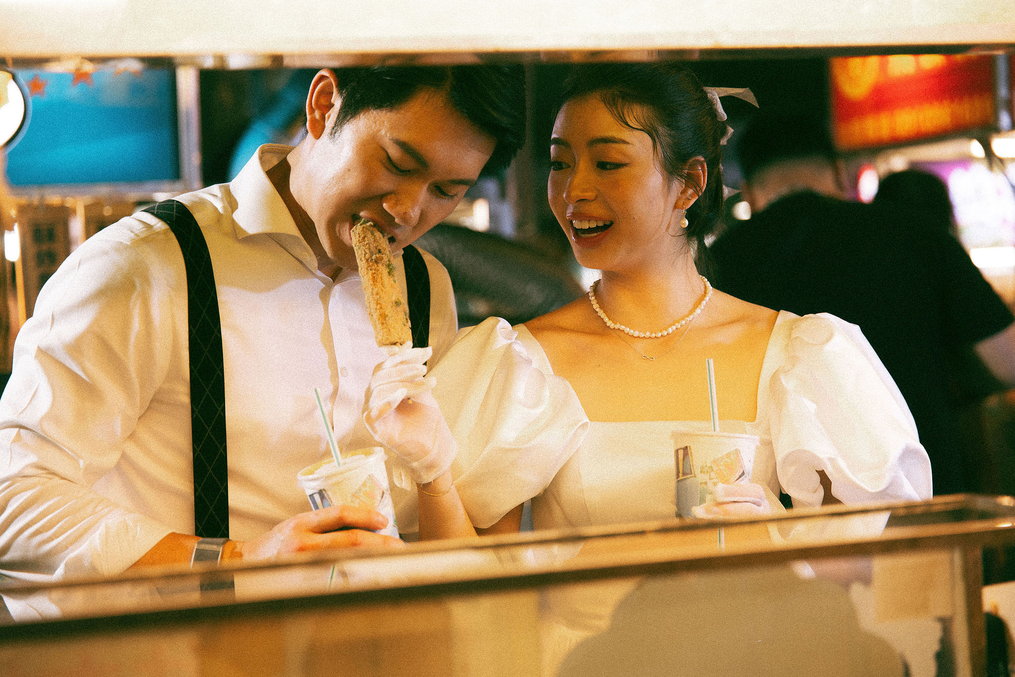 Taiwan Pre-Wedding Photoshoot Traditional Garden Qi Pao Experience Yangmingshan Vintage Night Market Shoot at Night Market pre-wedding photo