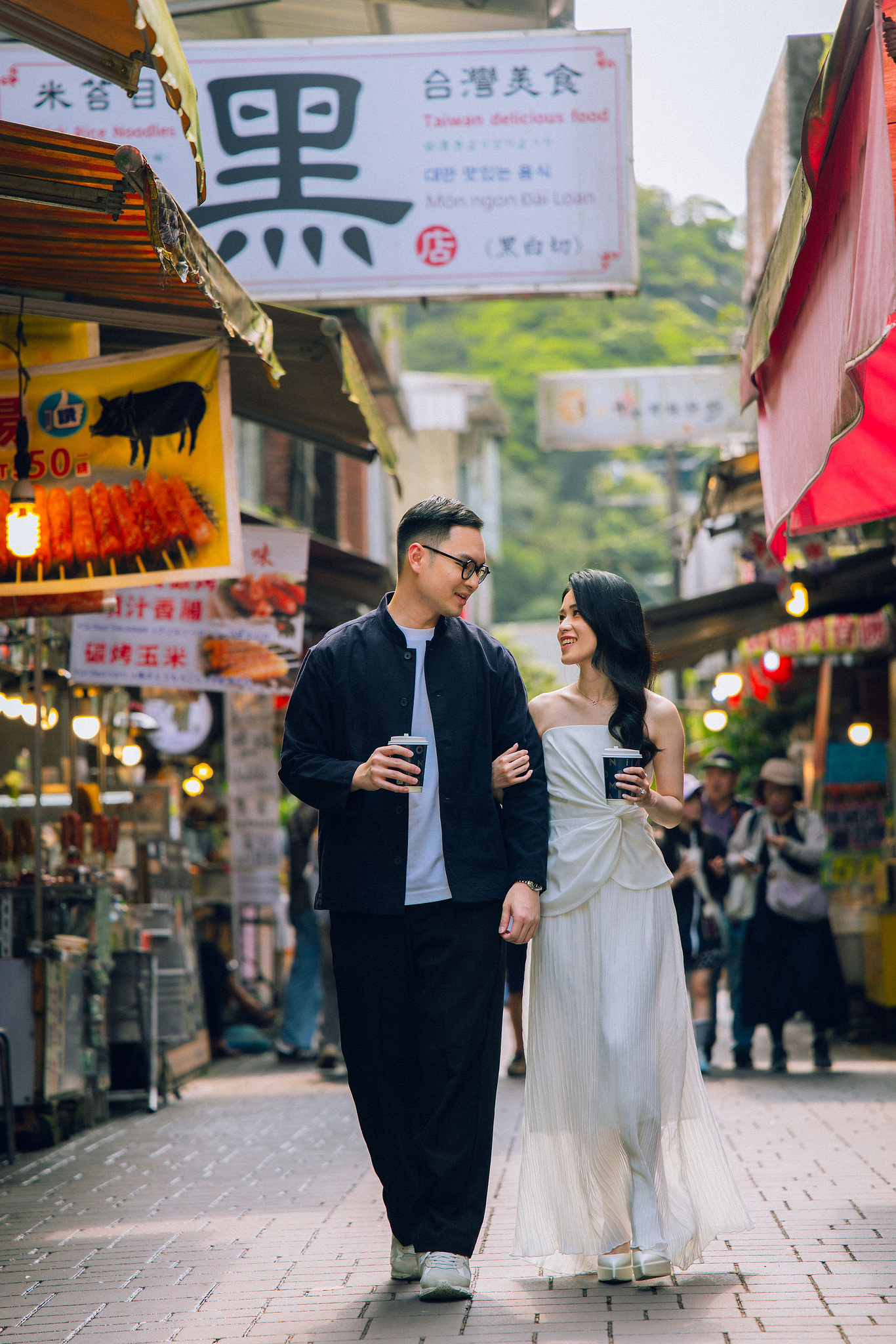 Taiwan Pre-Wedding Photoshoot | Dadaocheng, Shifen & Jiufen at Shifen pre-wedding photo