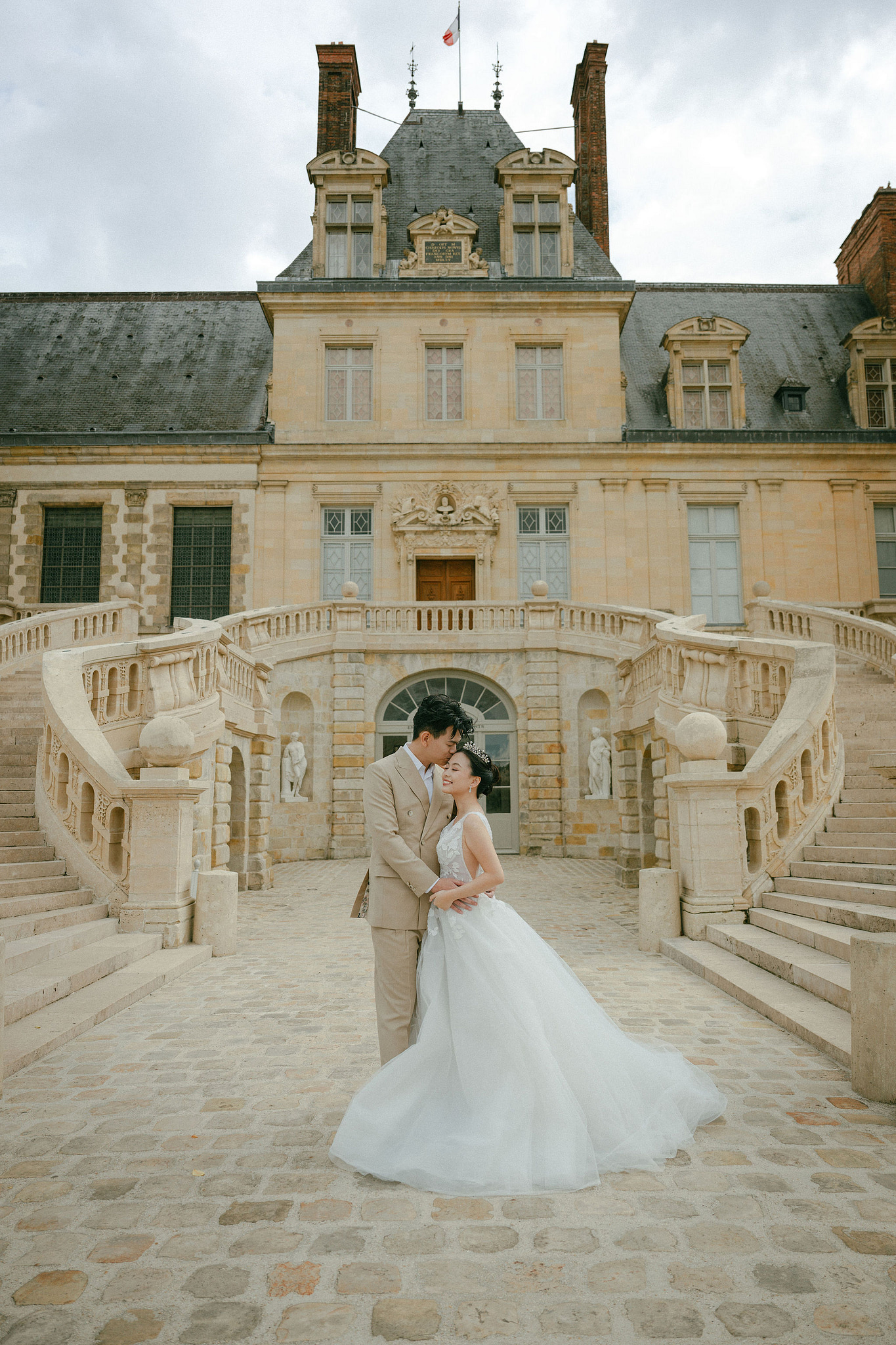 Paris Pre-Wedding Photoshoot | Bir-Hakeim Bridge, Paris Streets & Château de Fontainebleau at Château de Fontainebleau pre-wedding photo
